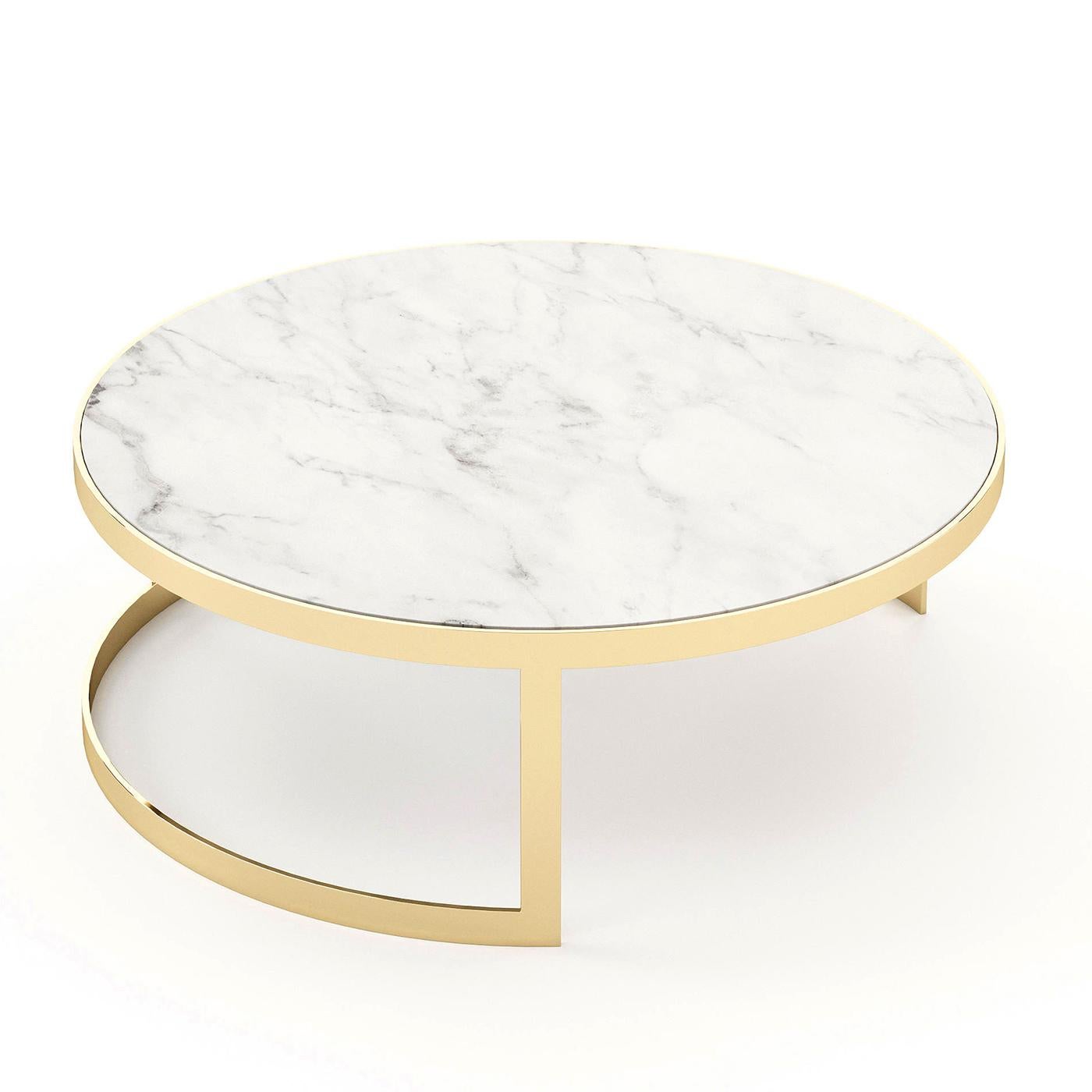 Table basse Torent 100 avec plateau en marbre blanc carrara
et avec une base en acier inoxydable poli en finition dorée.