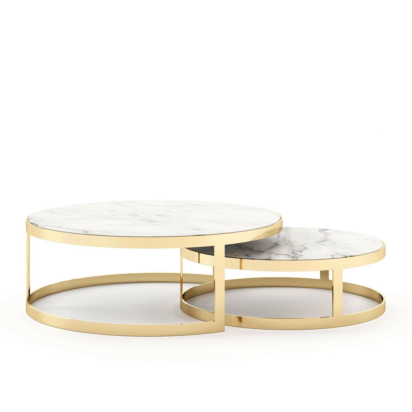 Coffee table Torent set of 2 with 2 coffee tables with
white carrara marble tops and with polished stainless 
steel bases in gold finish.
Measures: A/ Diameter 100cm x Height 35cm,
B/ Diameter 80cm x Height 25cm.

