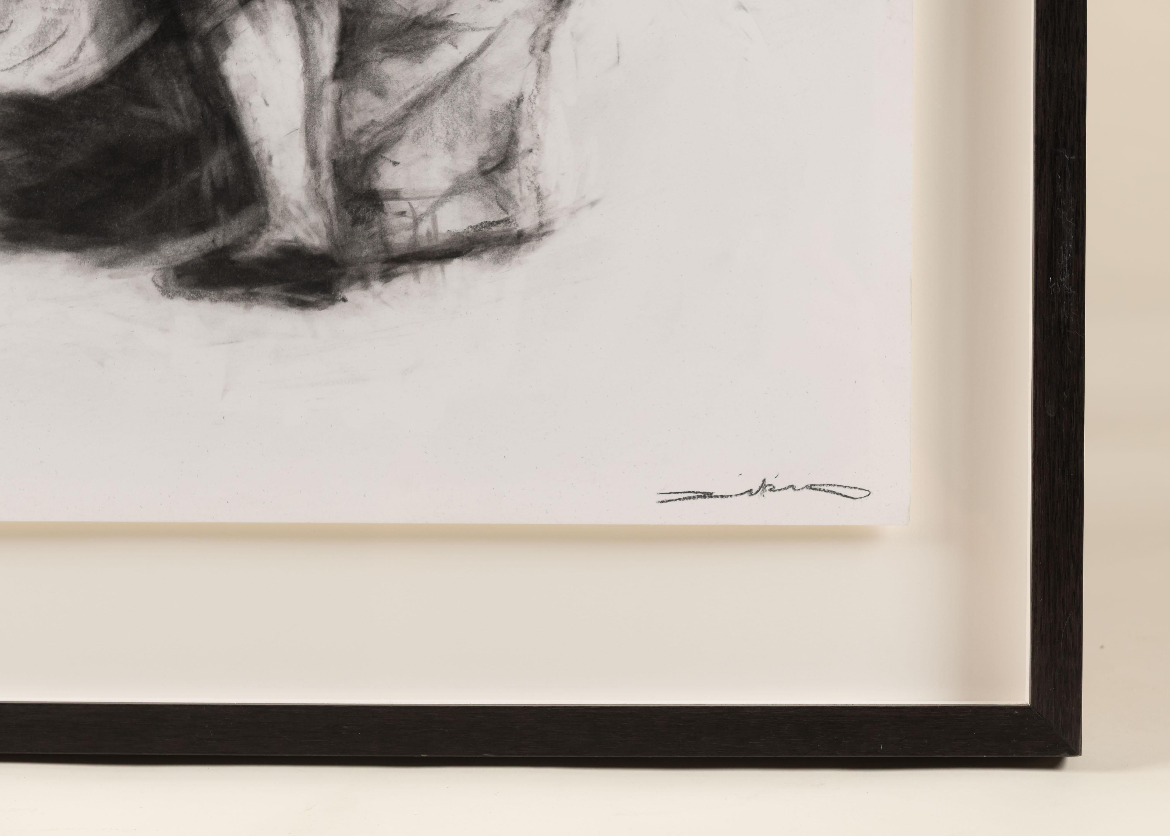 Ce puissant dessin au fusain encadré de Jeff Dikio capture un matador solitaire dans un moment de solitude tranquille après sa performance. La figure est rendue dans le style expressif, presque flou, caractéristique de Dikio, ce qui confère à