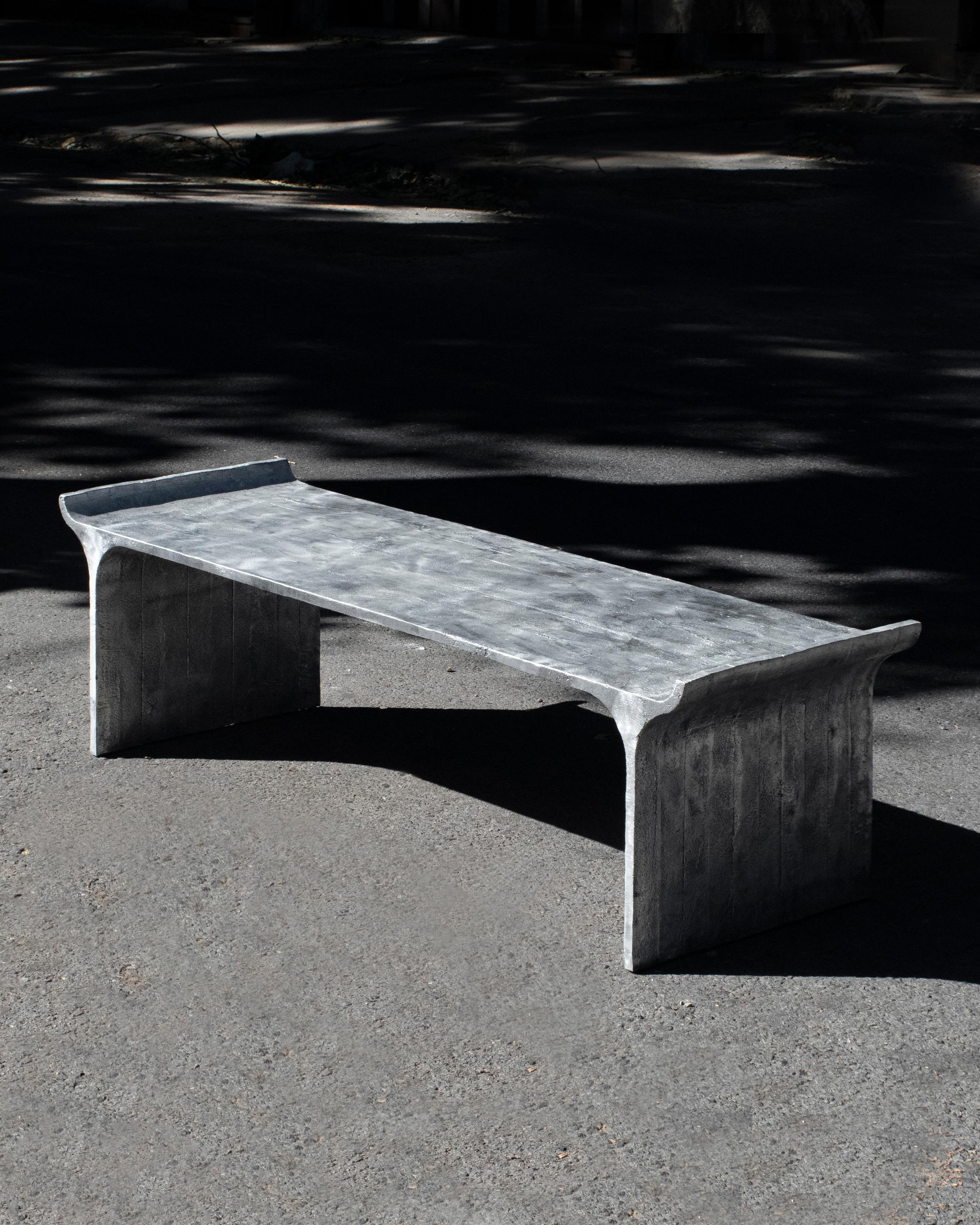 Table basse Tori par Ries
Dimensions : L160 x P440 x H46 cm 
MATERIAL : Aluminium moulé au sable

Ries est un studio de design basé à Buenos Aires, en Argentine, qui se consacre à la conception de produits et de meubles contemporains. L'approche du