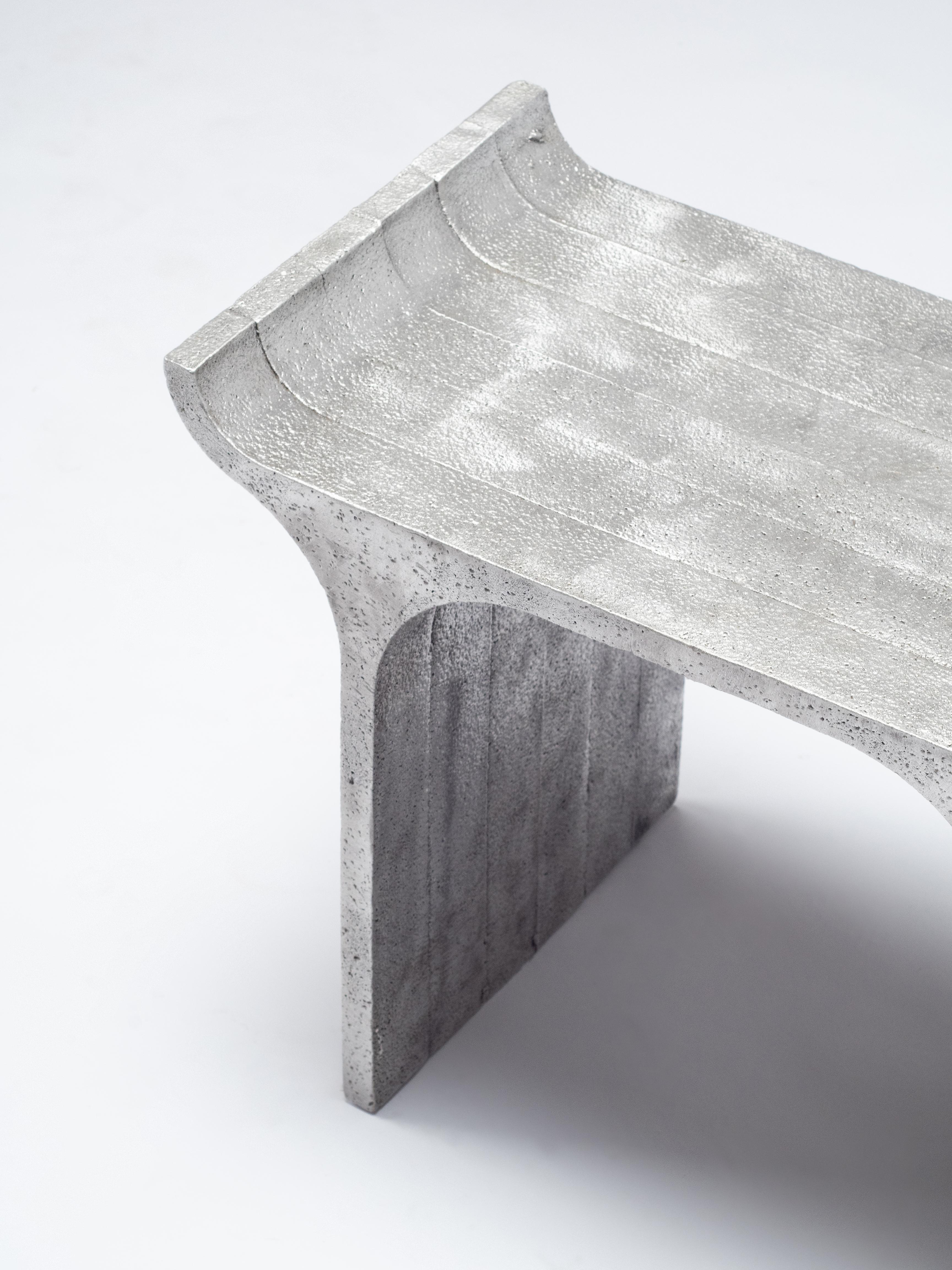 Sgabello basso contemporaneo TORI in alluminio fuso color sabbia di Ries In condizioni Nuovo in vendita a Buenos Aires, CABA