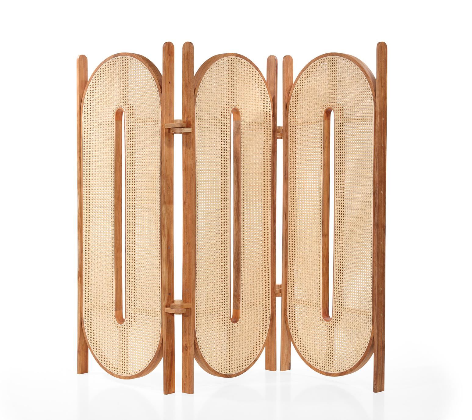 Séparateur de pièce à trois panneaux en bois et canne Tori

Le paravent Tori est une cloison de séparation à trois panneaux fabriquée à la main qui allie l'élégance sculpturale à un design fonctionnel. Sa structure légèrement incurvée est fabriquée