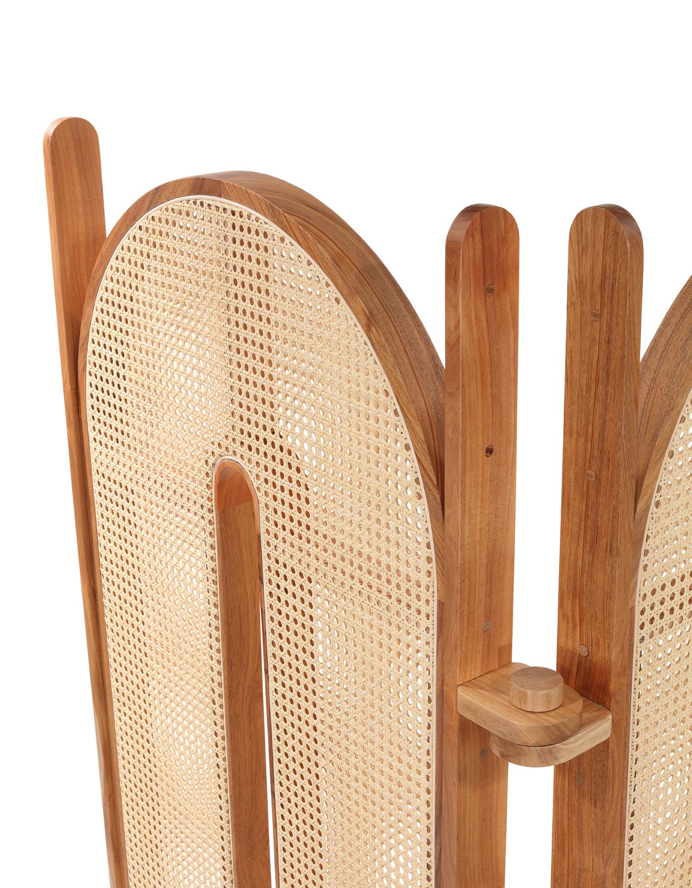 Sculpté à la main Tori, écran artisanal en bois et sangles de canne naturelles en vente