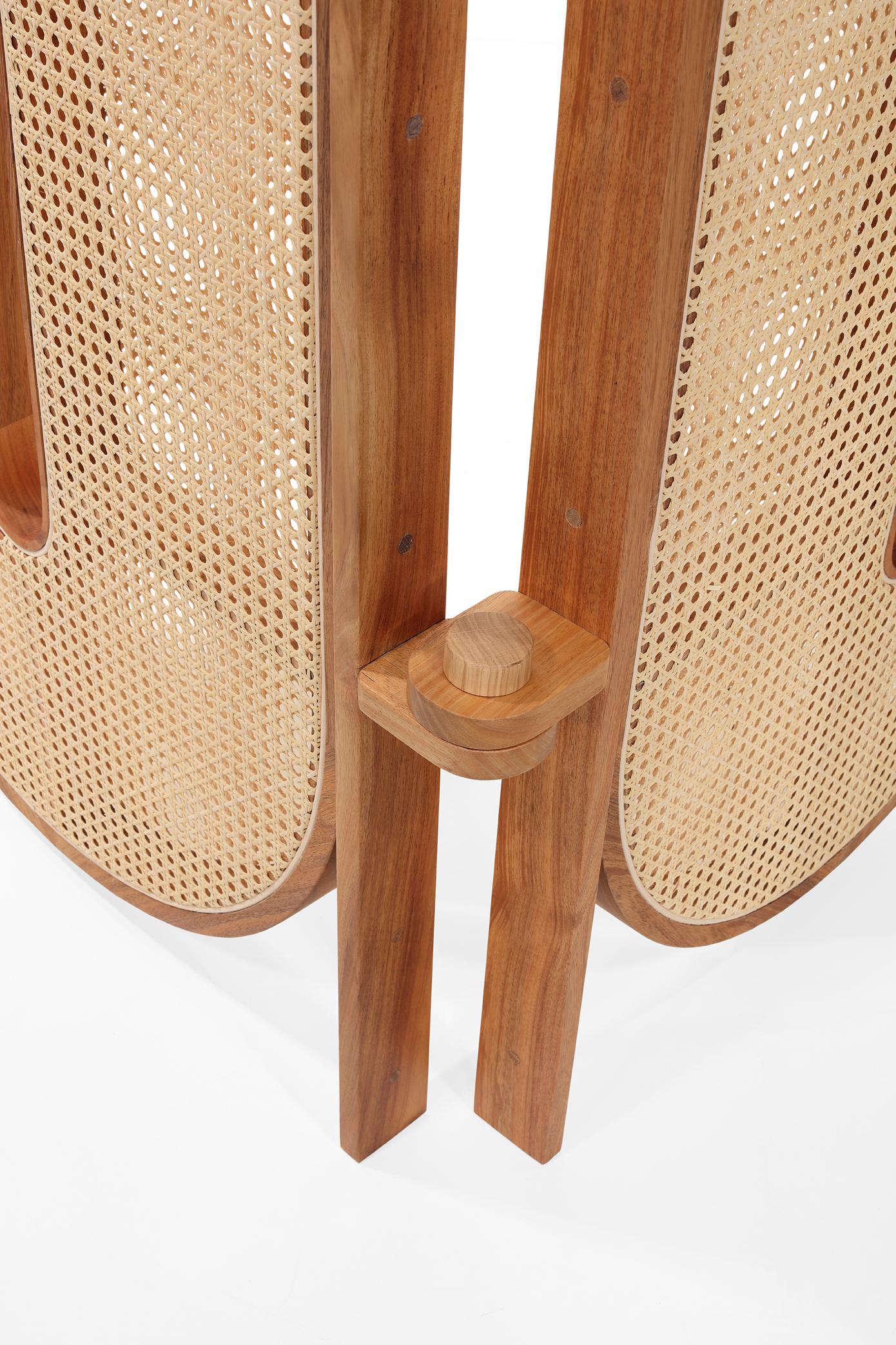 XXIe siècle et contemporain Tori, écran artisanal en bois et sangles de canne naturelles en vente
