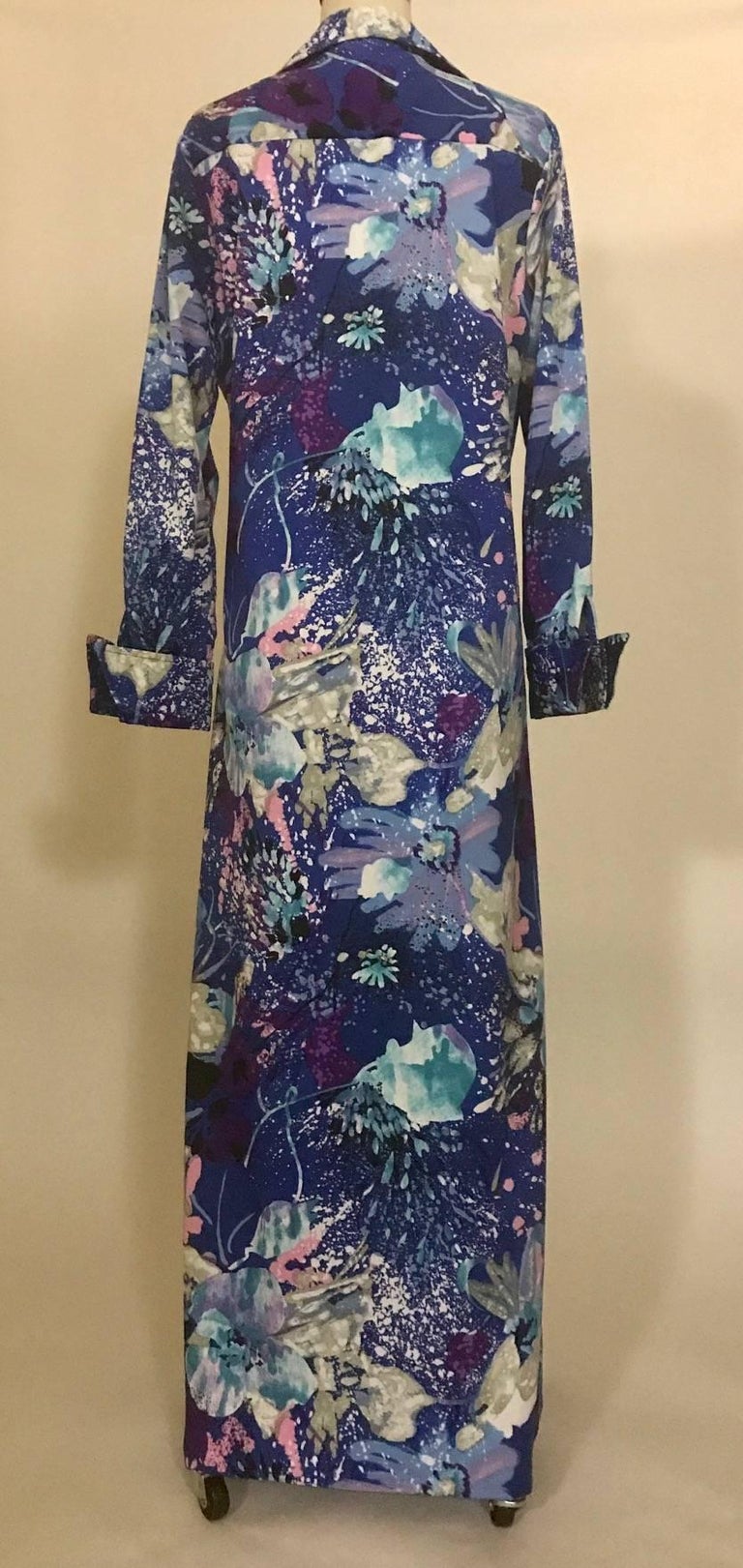 Tori Richard for I. Magnin 1970s long maxi length shirt dress in an abstract floral and ocean spray Hawaiian print. Button front with cloth covered buttons. Cuff detail at sleeves with decorative buttons.

Add a simple tied cloth or rope belt at