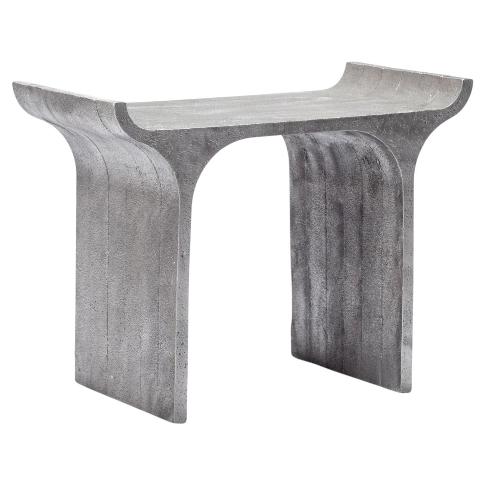 TORI Hocker, moderne Sitzgelegenheit aus Aluminiumguss, hergestellt in Argentinien im Angebot