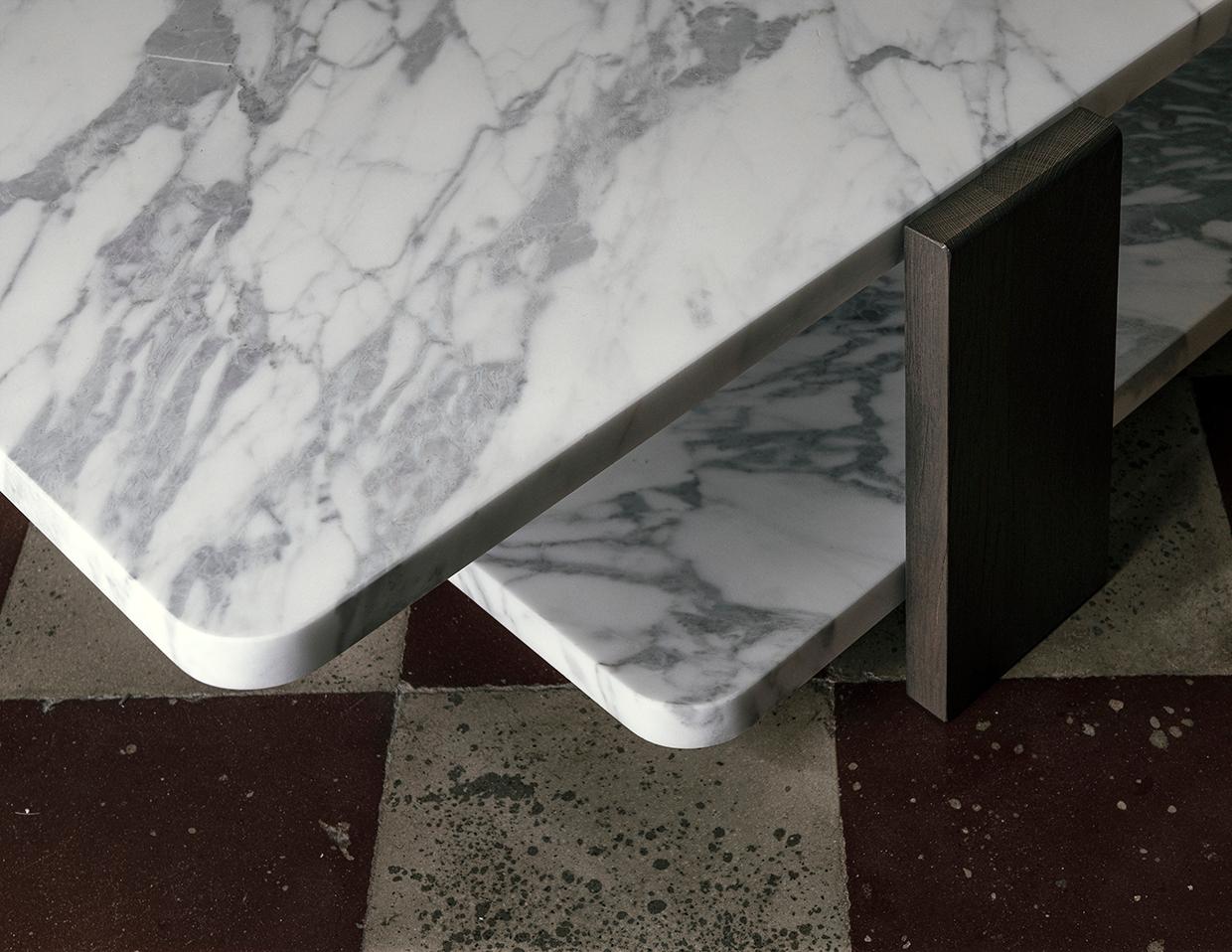 Mesa baja Torii de mármol de Carrara Italiano en venta