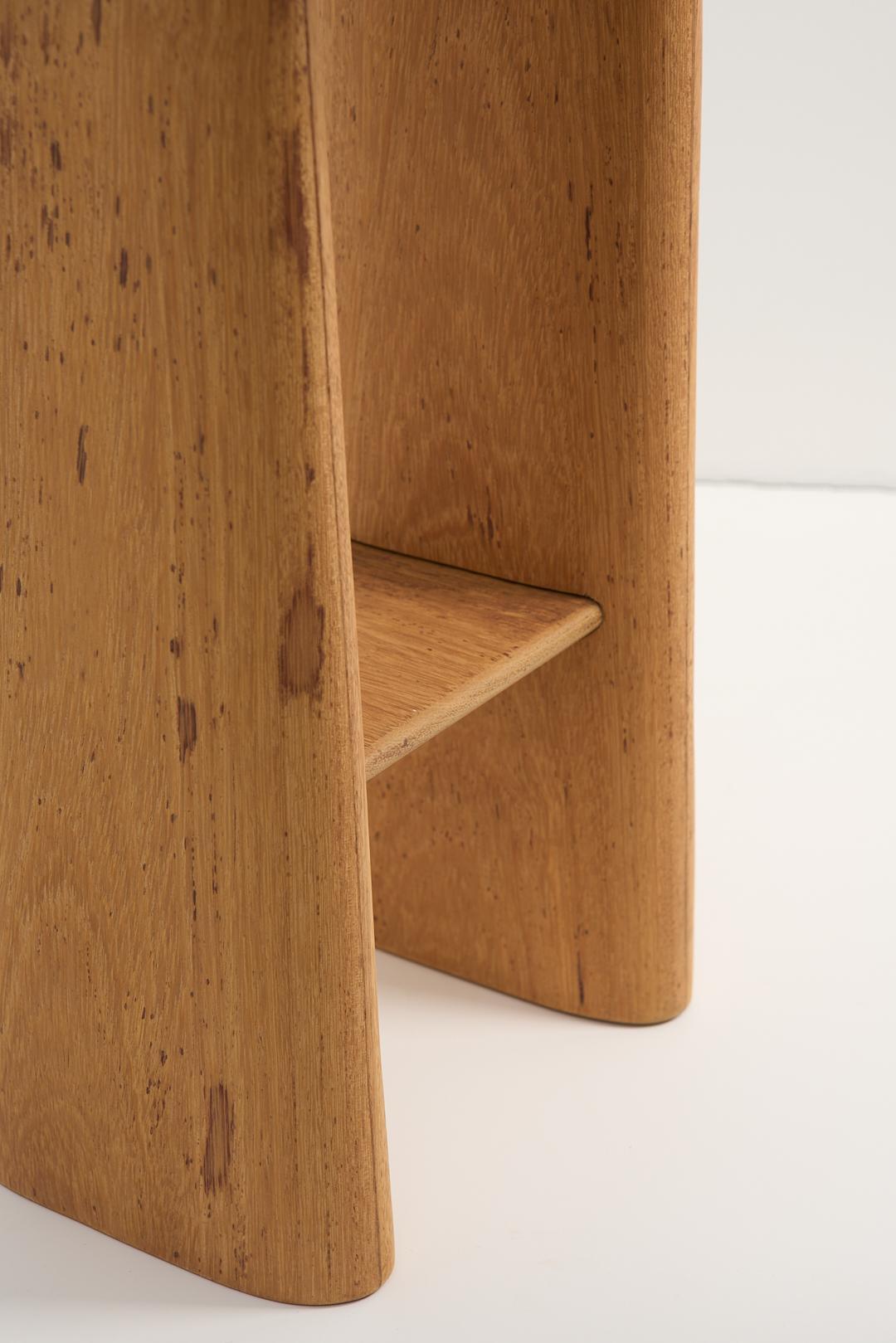 Torii Kollektion, hoher runder Holz-Beistelltisch (21. Jahrhundert und zeitgenössisch) im Angebot