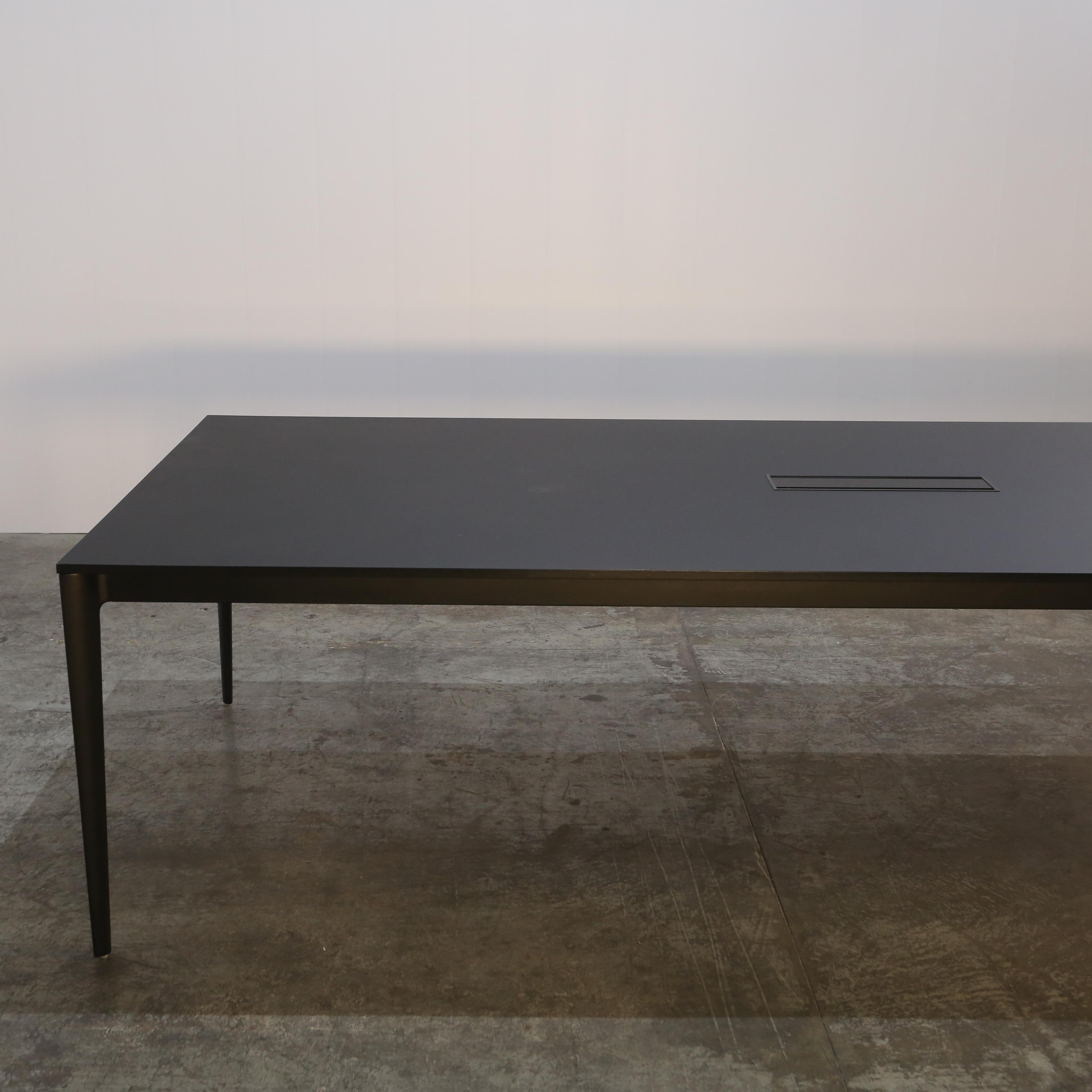 Ti presentiamo il tavolo da conferenza Torino di BoConcept, l'aggiunta perfetta a qualsiasi sala riunioni di lusso. Realizzato con linee eleganti e un design moderno, questo tavolo da conferenza emana raffinatezza ed eleganza. I materiali di alta