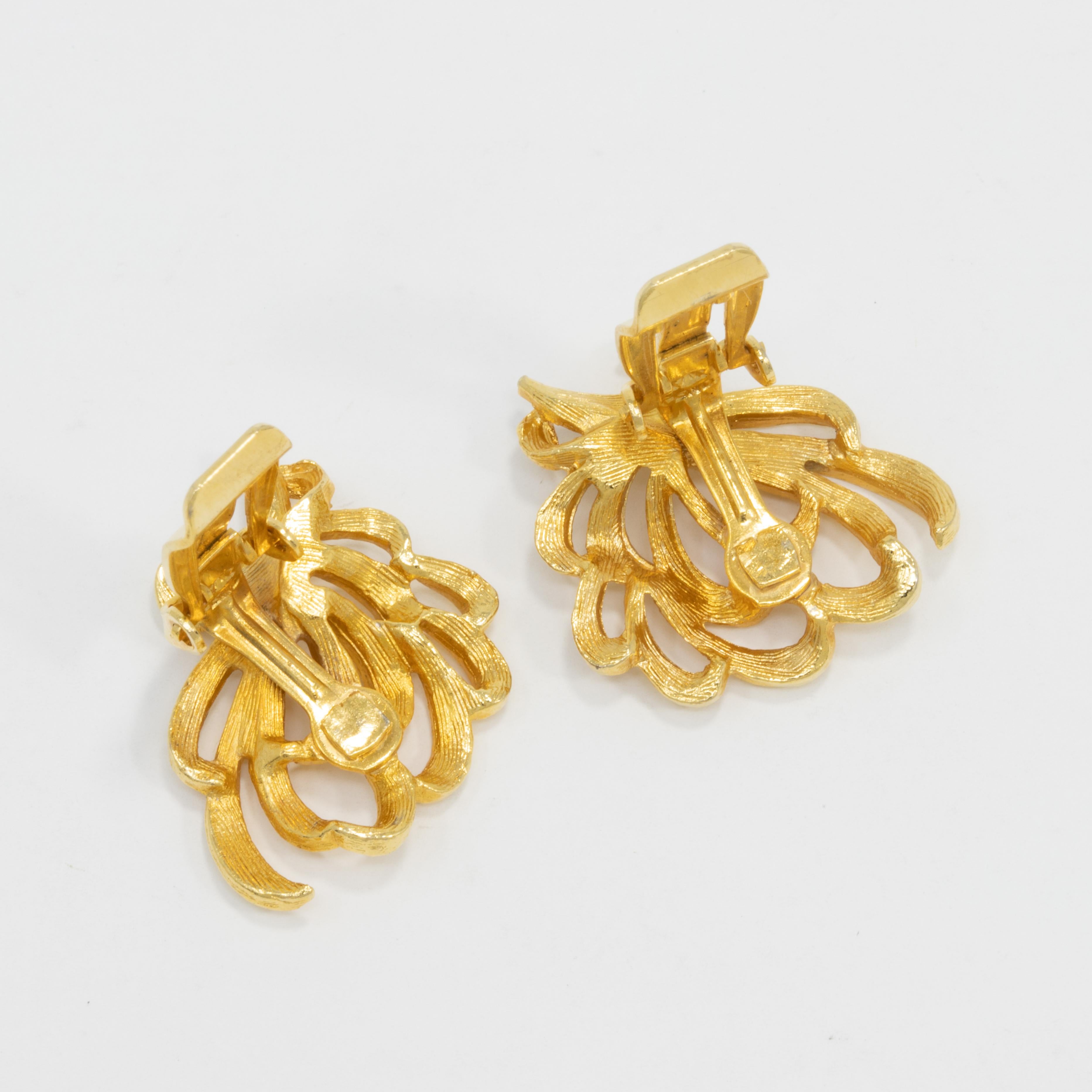 Boucles d'oreilles à clips et broche à épingle en or à motifs floraux Torino, ensemble de bijoux fantaisie rétro Bon état - En vente à Milford, DE