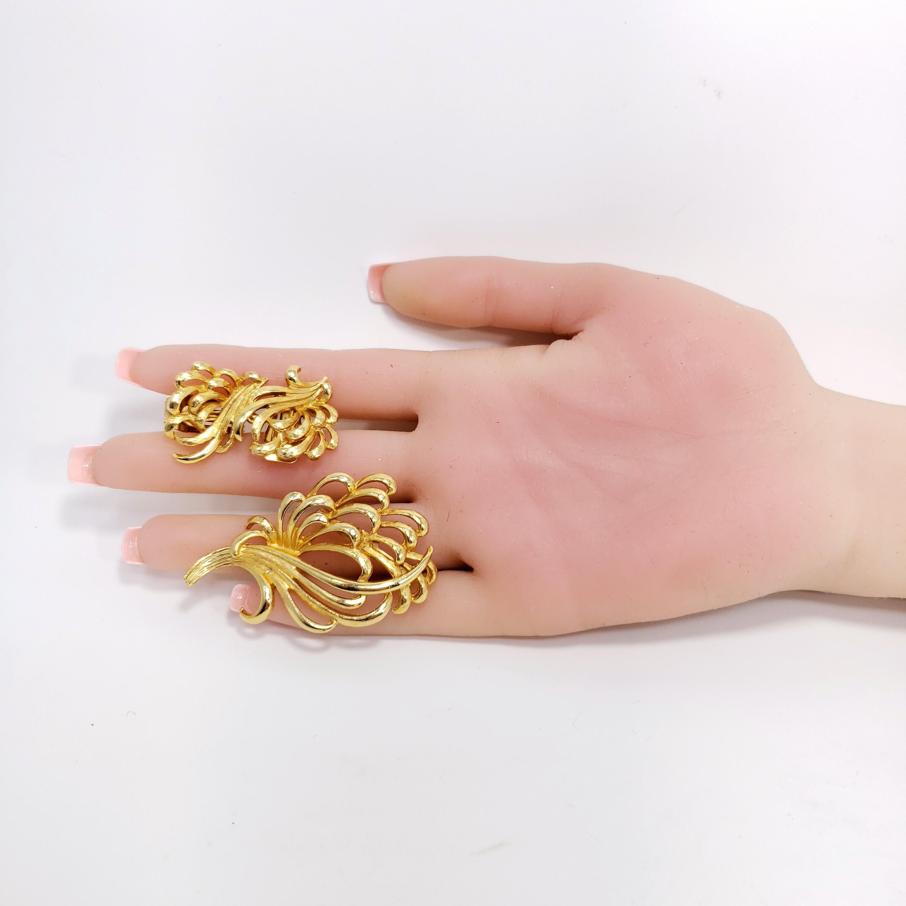 Boucles d'oreilles à clips et broche à épingle en or à motifs floraux Torino, ensemble de bijoux fantaisie rétro Unisexe en vente