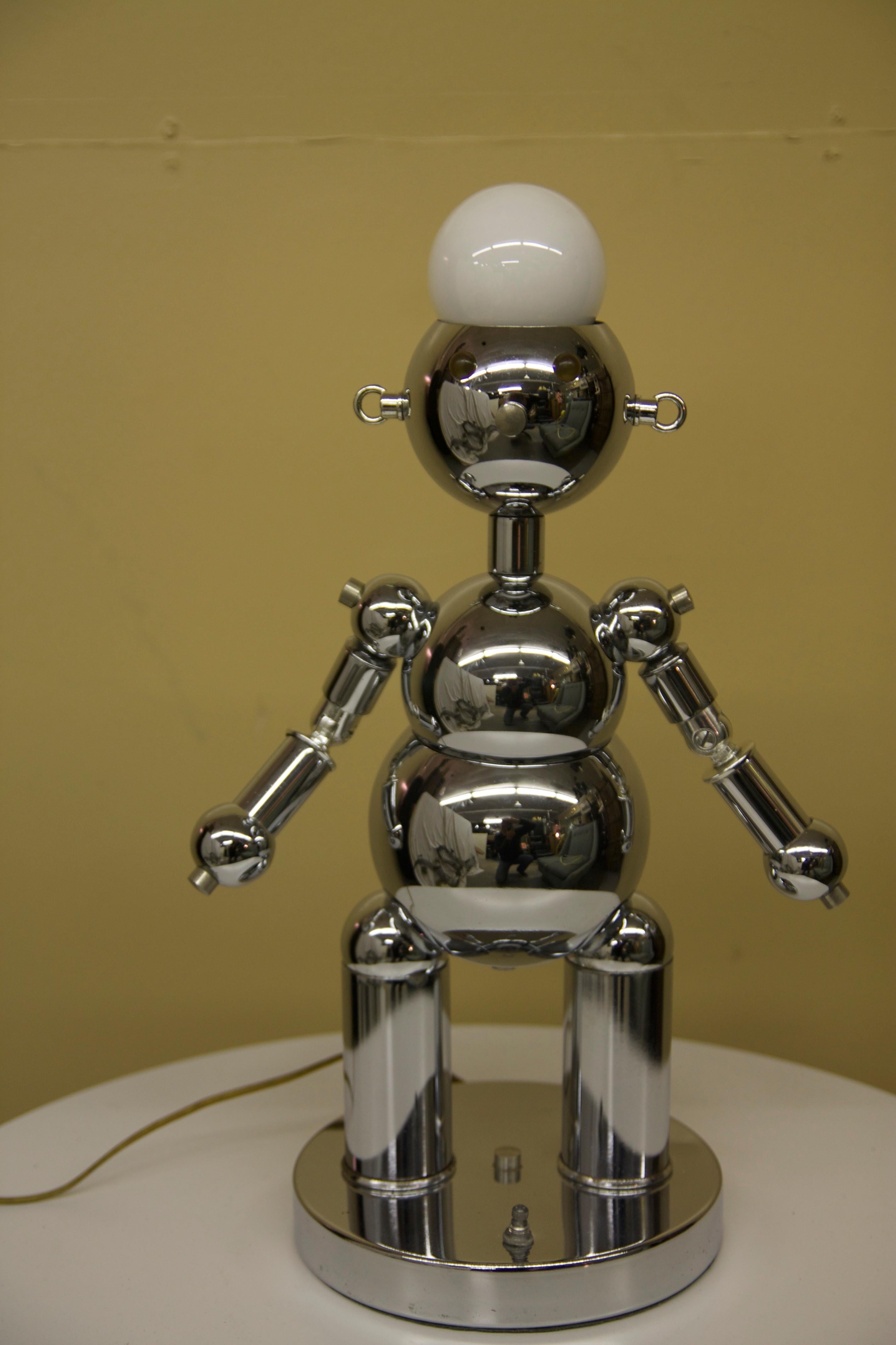 Rarely seen 1970s Torino Robot lamp. Light comes from bulb on top as well as eyes. This lamp is the 17 inch version offered by the Torino Lamp Company.