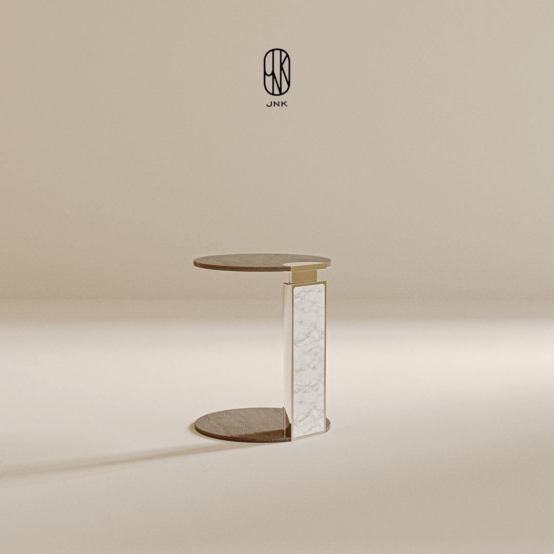 Table d'appoint Torino, 

Il présente un design épuré et moderne avec une combinaison distinctive de matériaux. Le plateau et la base sont fabriqués à partir d'un matériau en bois chaud, ajoutant une touche naturelle au design, tandis que le panneau
