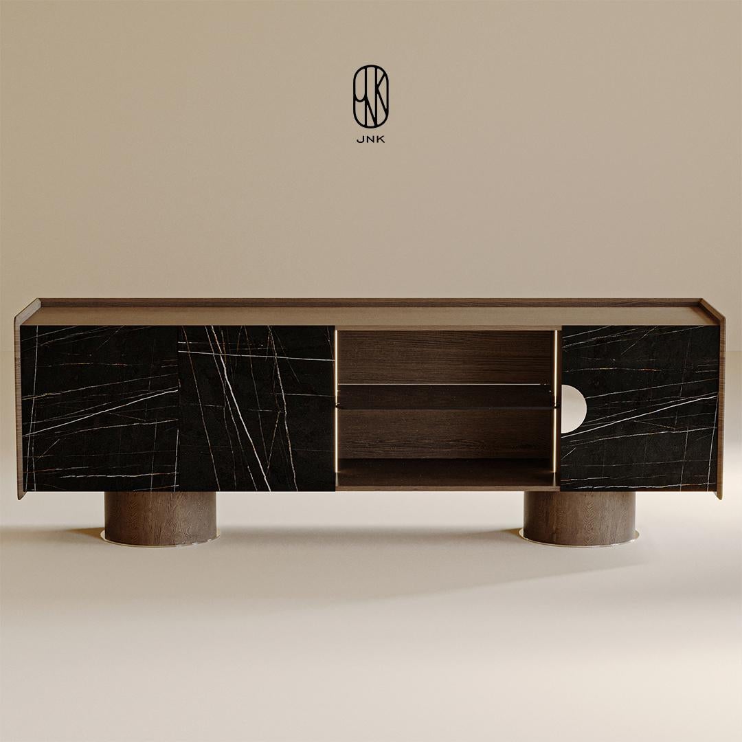 Credenza Torino, 

Sfoggia un design audace e contemporaneo, combinando il legno naturale e le eleganti superfici nere con intricate venature bianche. La credenza presenta una struttura rettangolare in legno con angoli arrotondati, per una