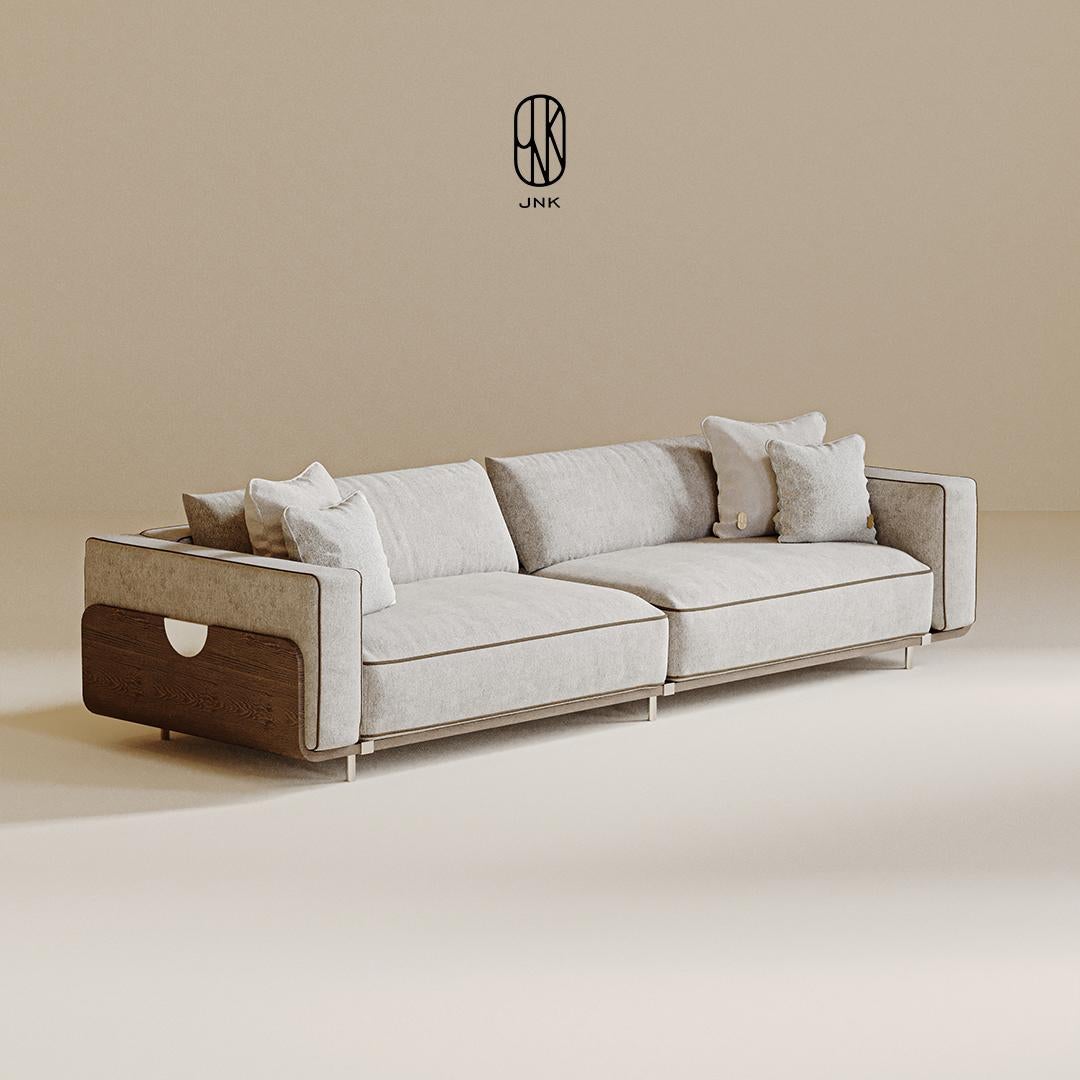 Sofá Torino, 

Presenta un diseño elegante y moderno, que combina una lujosa tapicería de tela con detalles de madera natural para un aspecto sofisticado. El sofá tiene una silueta espaciosa y de perfil bajo con cojines de felpa, que garantizan