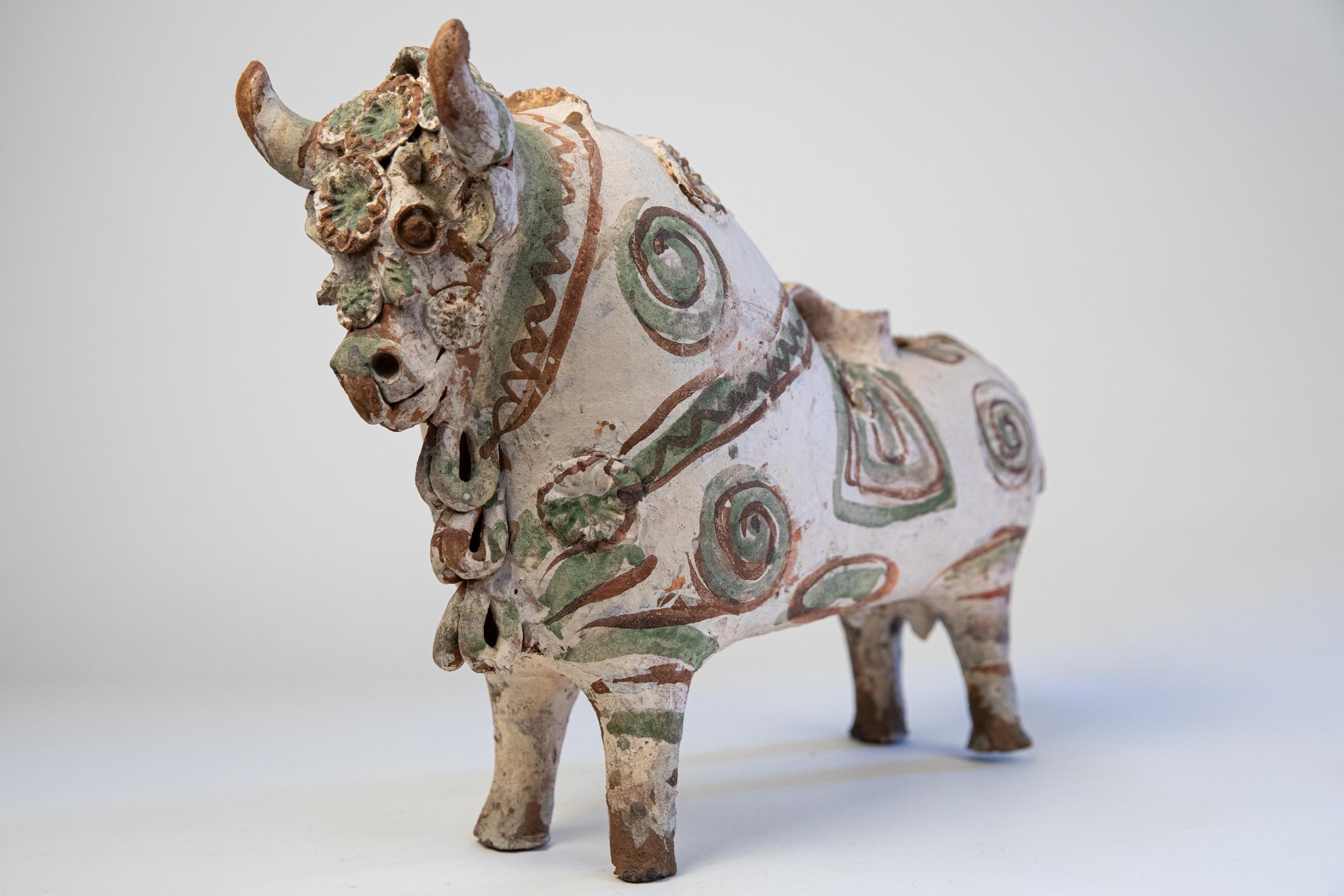 Vieux taureau artisanal Torito de Pucara, en terre cuite, en céramique traditionnelle Folk Art. Depuis 1908, ces taureaux ou Torito de Pucaras sont traditionnellement vendus à la gare de Pucara. Utilisés à l'origine lors de cérémonies de marquage,