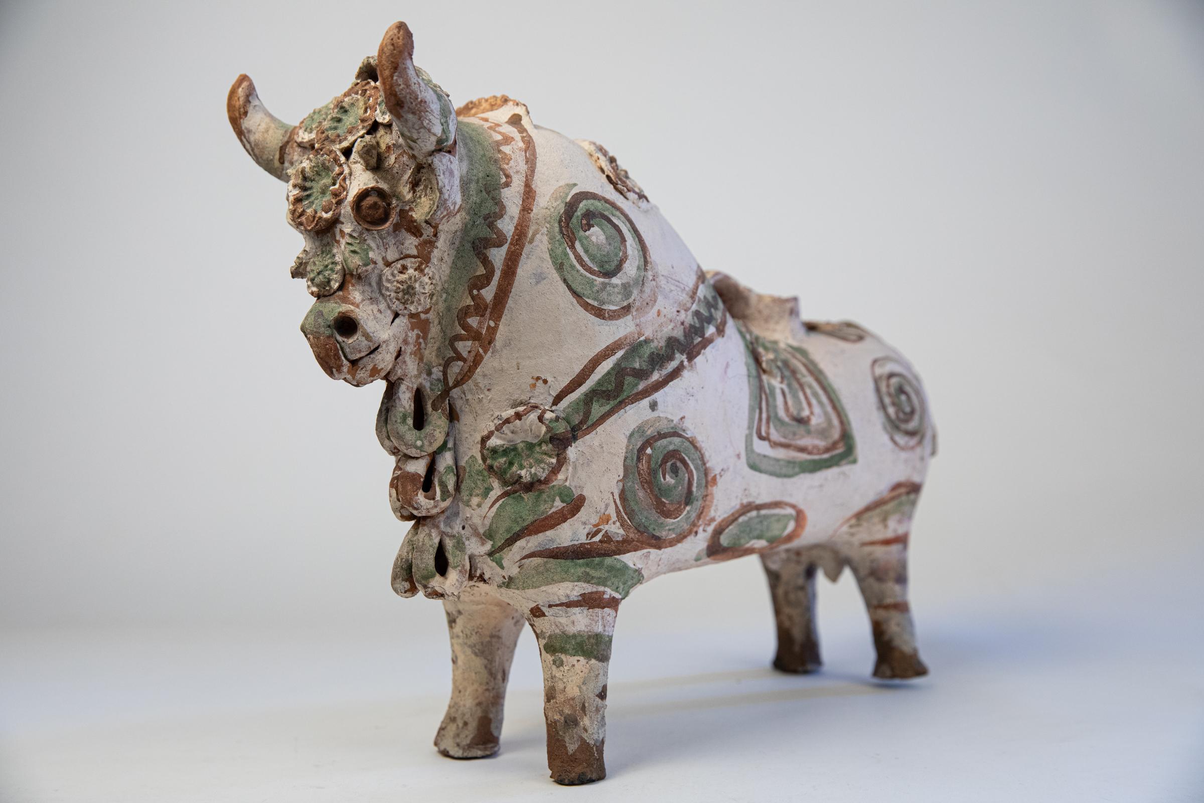 Torito de Pucara Antique Painted Terra Cotta Pottery Peruvian Bull Sculpture In Good Condition In San Diego, CA