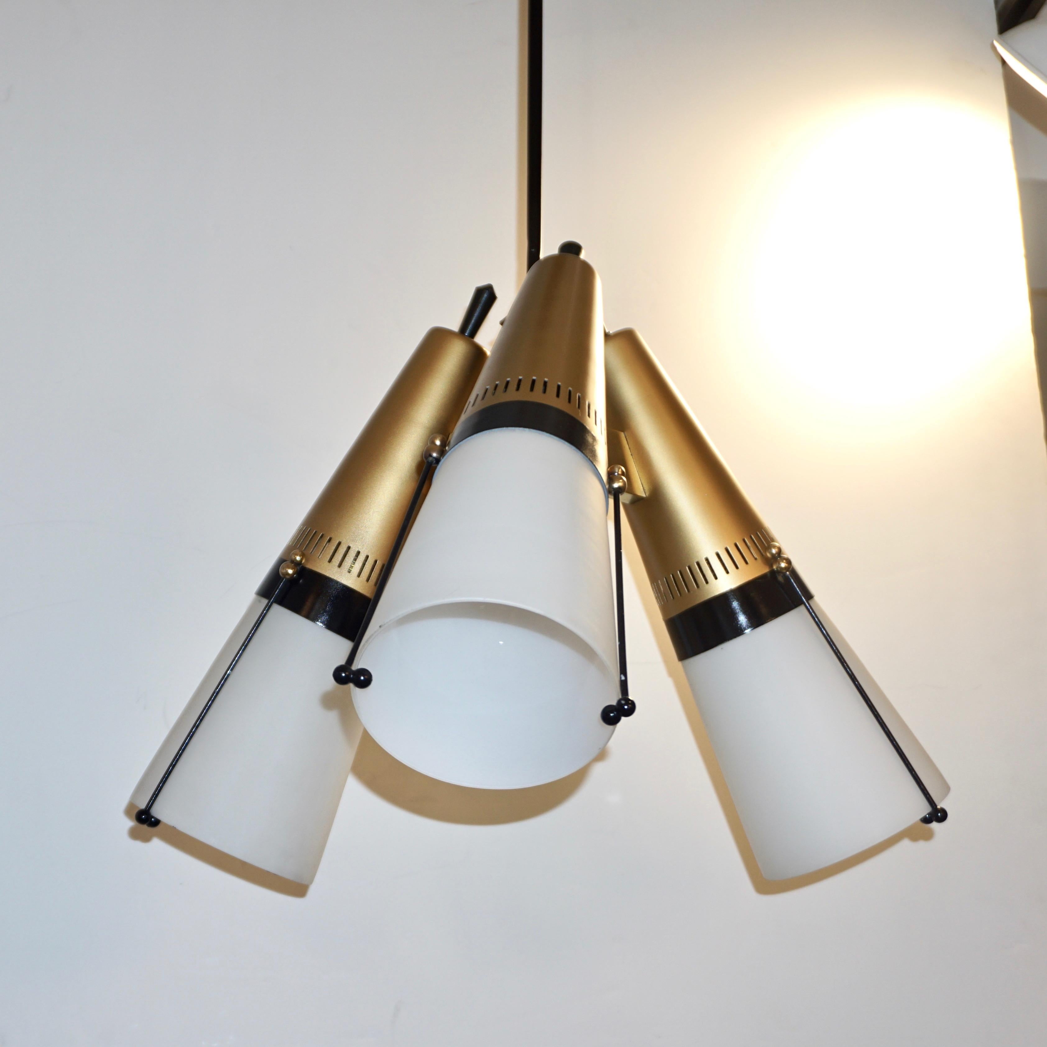 Mid-Century Modern Italian Vintage Brass Black White Three-Light Cone Chandelier For Sale 7