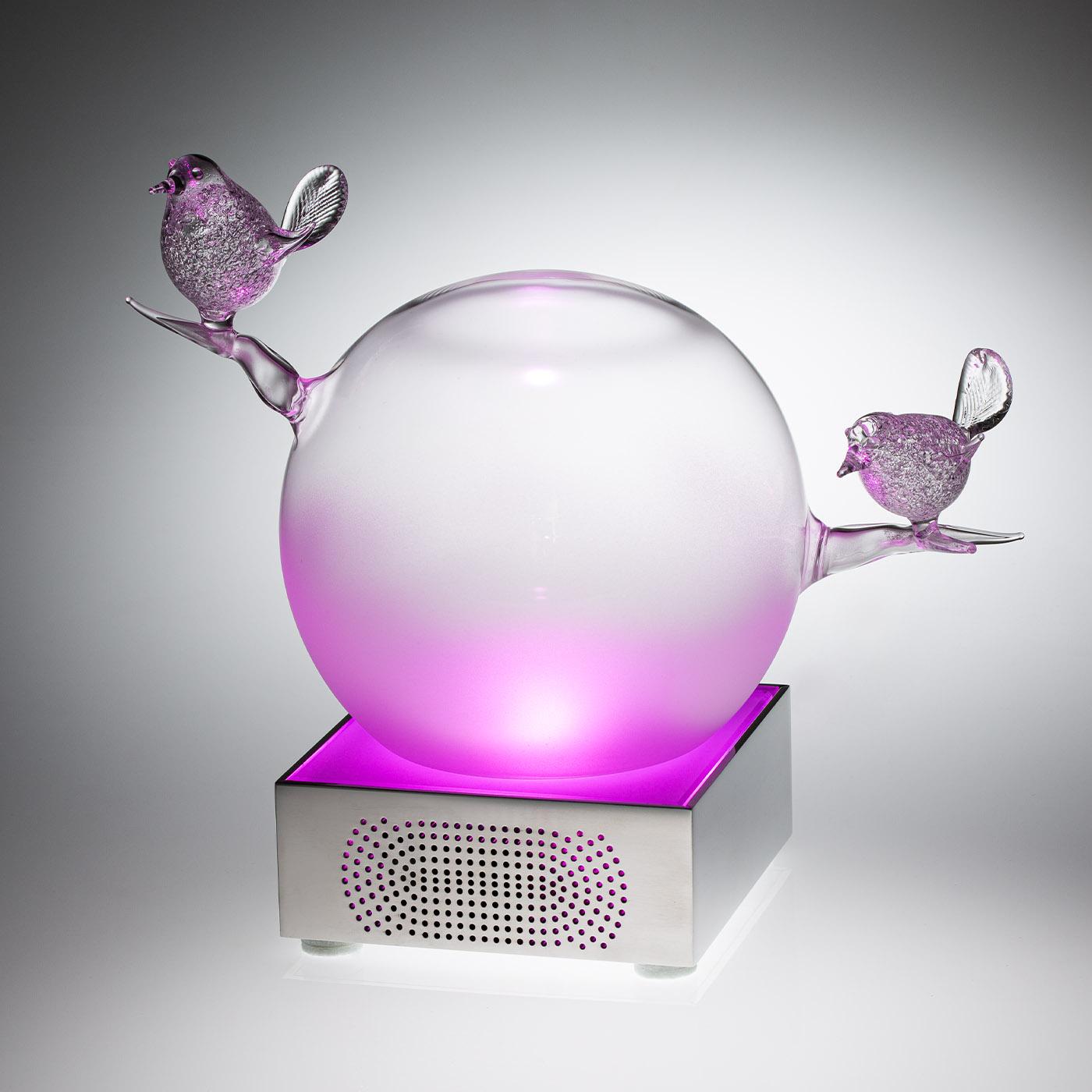Tornasole est une lampe qui allie l'art du verre soufflé à la main, signature de Casarialto, à une technologie sophistiquée. Le dispositif intégré dans la lampe est chargé de contrôler la qualité de l'air dans l'environnement, grâce à un laser et à