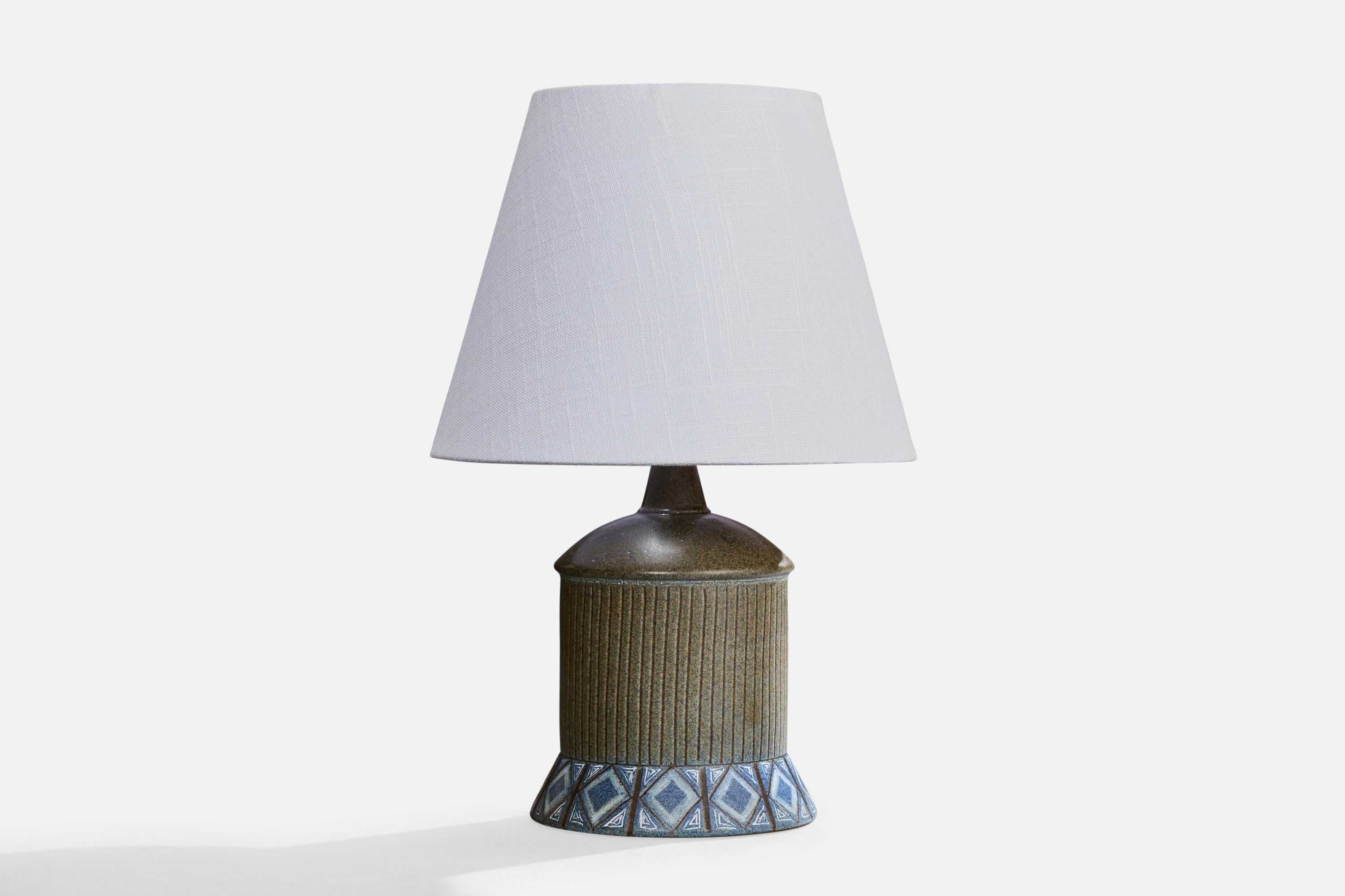 Lampe de table en céramique incisée à glaçure verte et bleue produite par Törngrens Krukmakeri, Falkenberg, Suède, c.C. 1970.

Dimensions de la lampe (pouces) : 9.75 