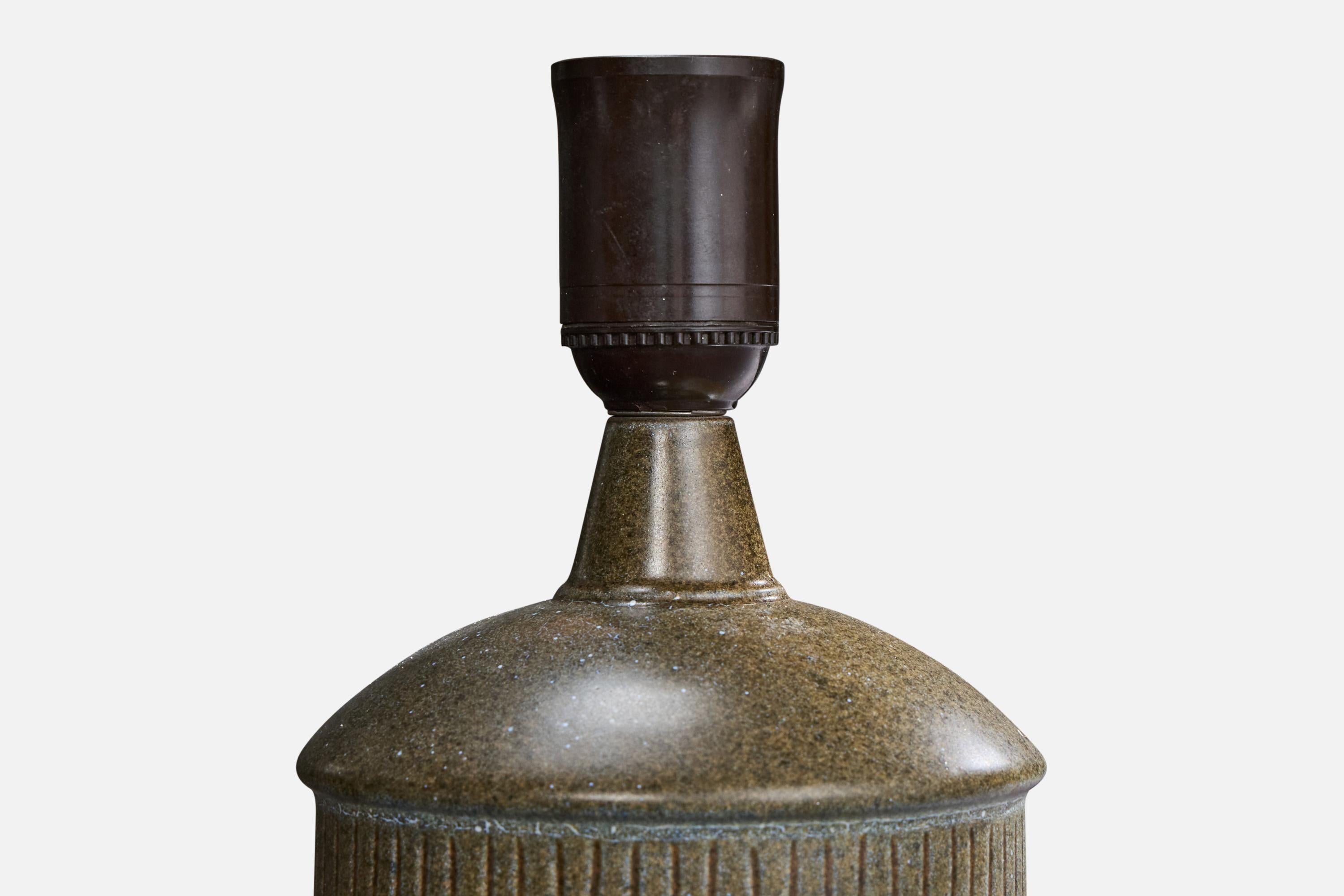Törngrens Krukmakeri, lampe de table, céramique, Suède, 1970 Bon état - En vente à High Point, NC