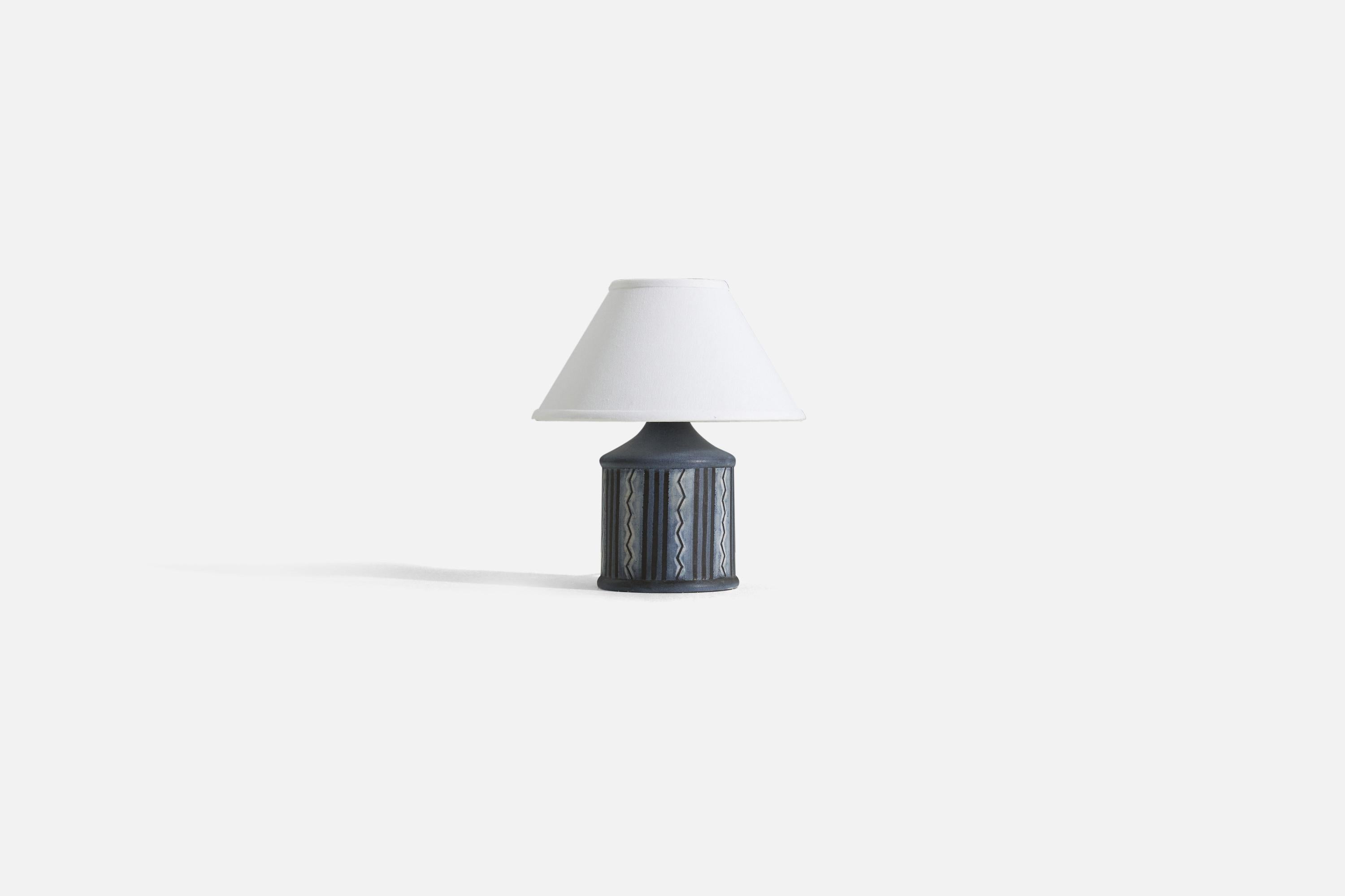 Lampe de table en grès peinte à la main, produite par Törngrens Krukmakeri, Suède, années 1960.

Abat-jour non compris. Mesure sans abat-jour.