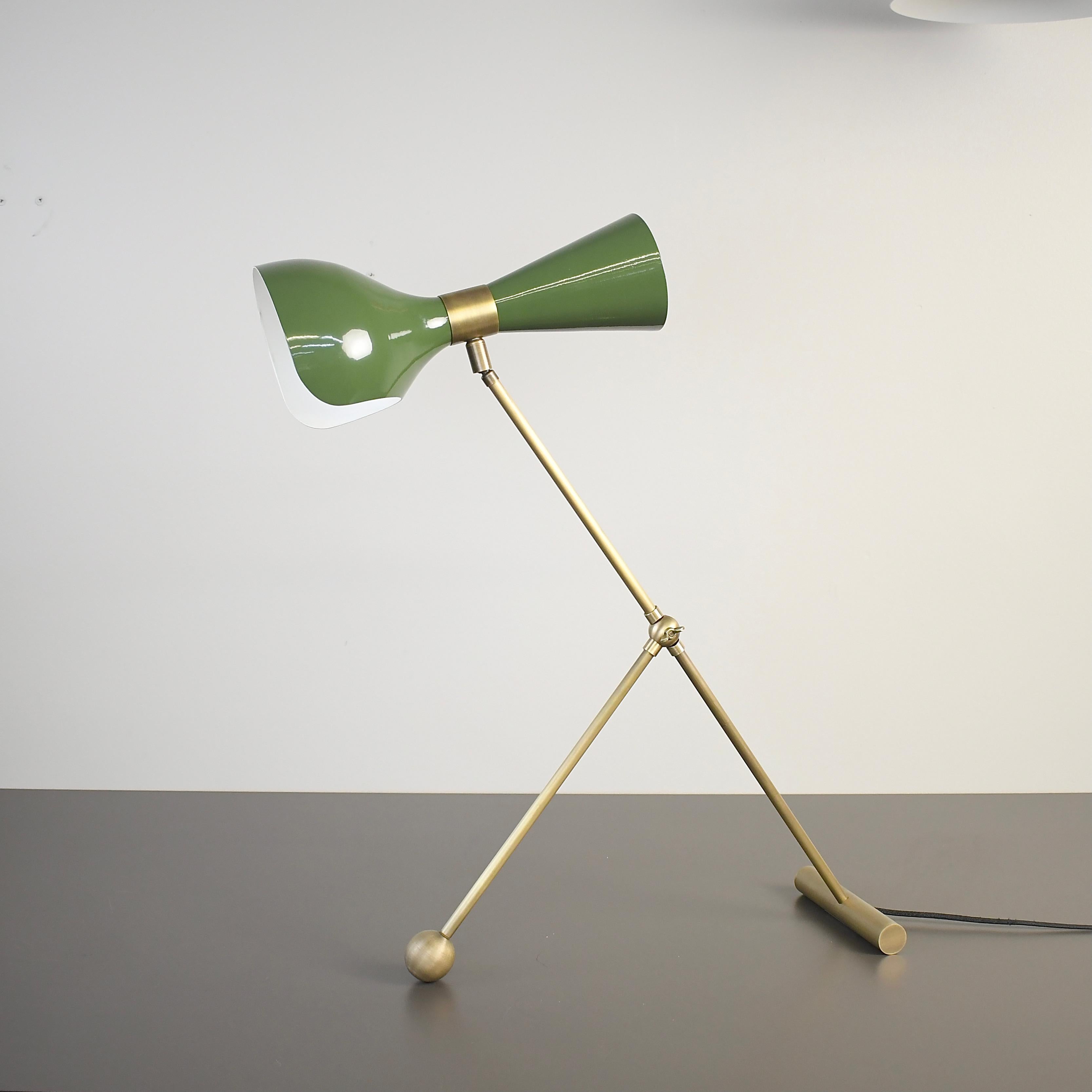 Notre famille de luminaires Torno, qui connaît un grand succès, est désormais disponible en tant que lampe de bureau ou de table ! Fabriqués à la main par Blueprint Lighting, les abat-jour en aluminium filé sont inspirés d'un design italien vintage