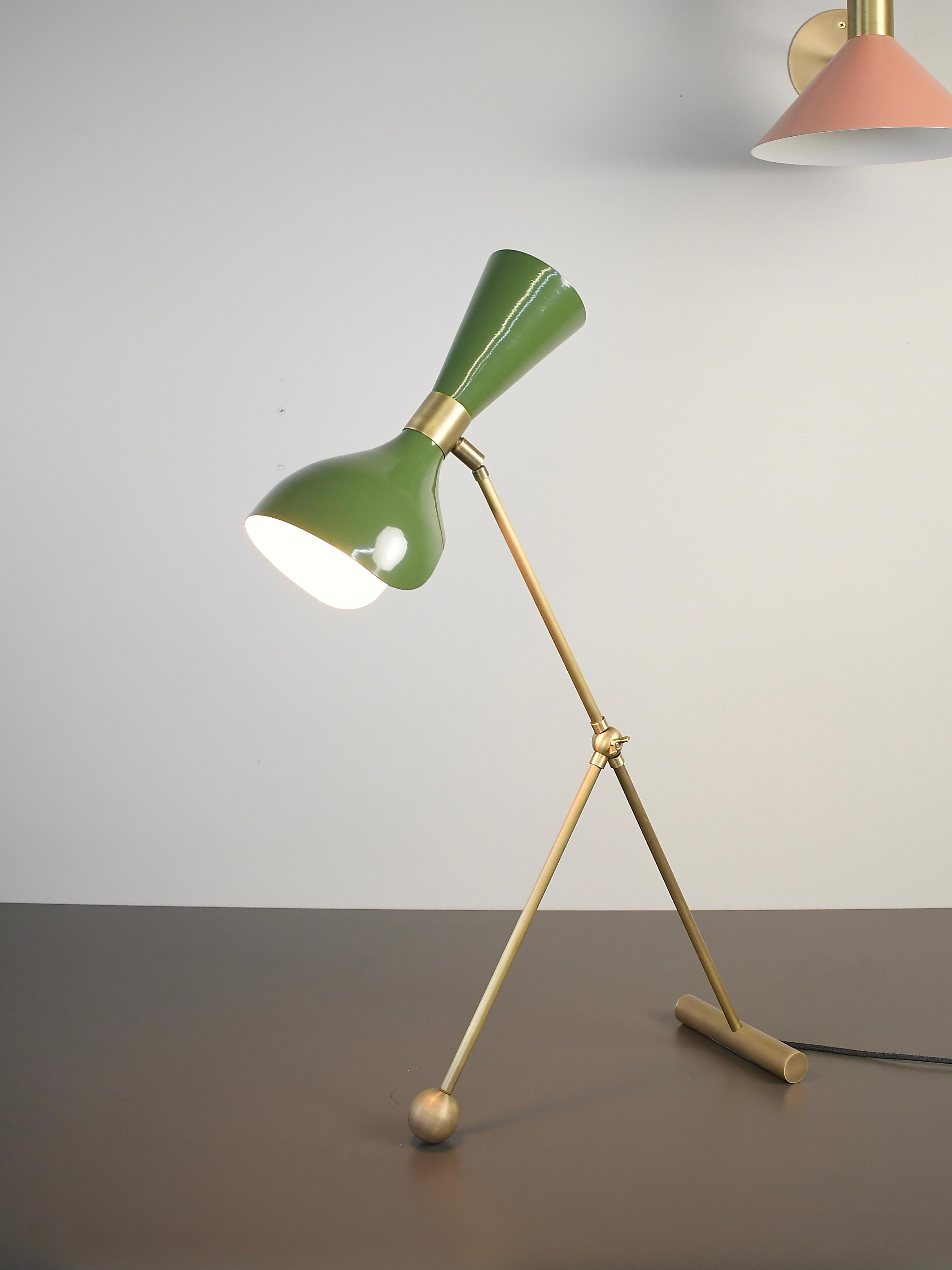 Lampe de bureau ou lampe de table Torno en émail Olivine et laiton par Blueprint Lighting en vente 2