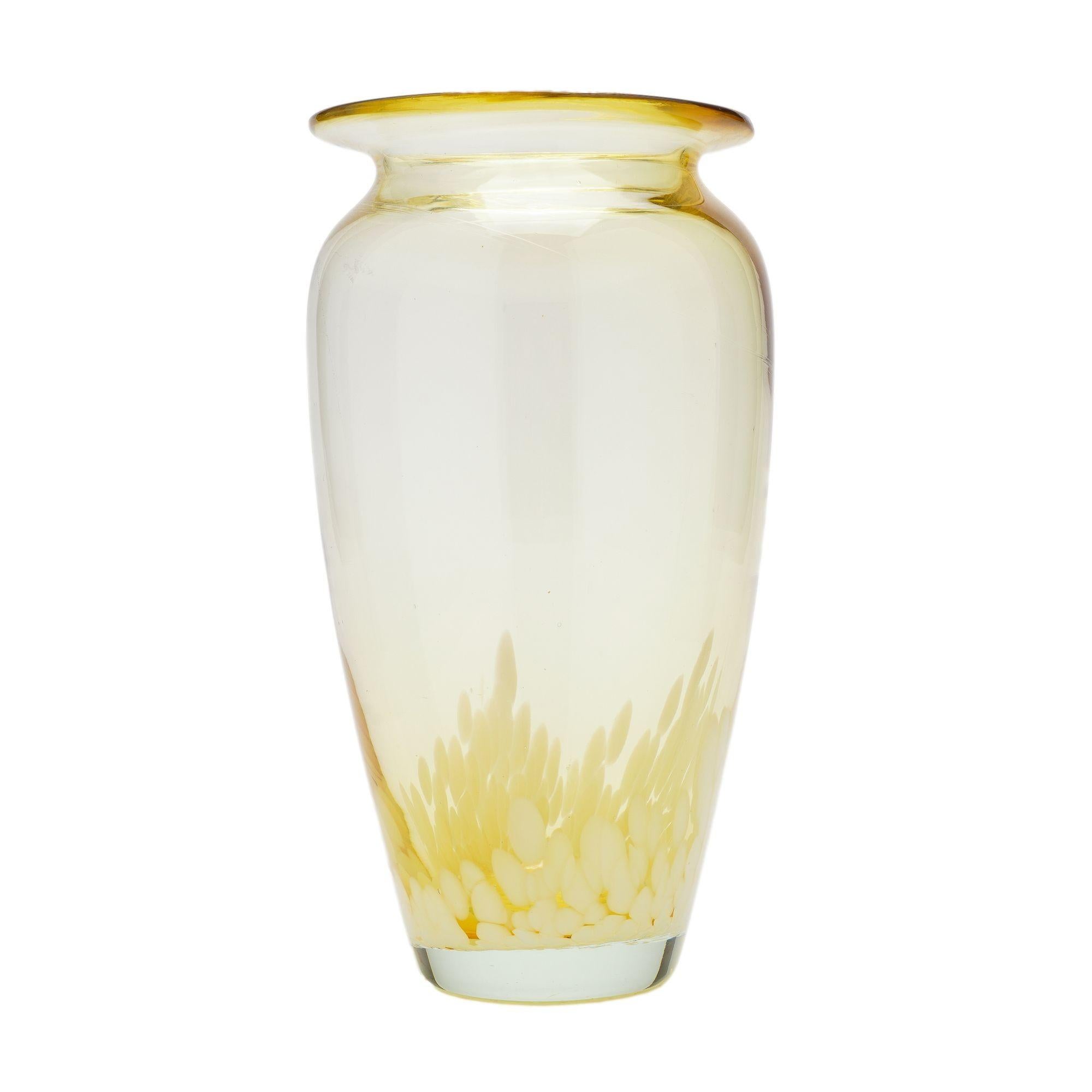 Jarrón de vidrio soplado ámbar Tornowiec Art Glass, c. 1950-60 Polaco en venta
