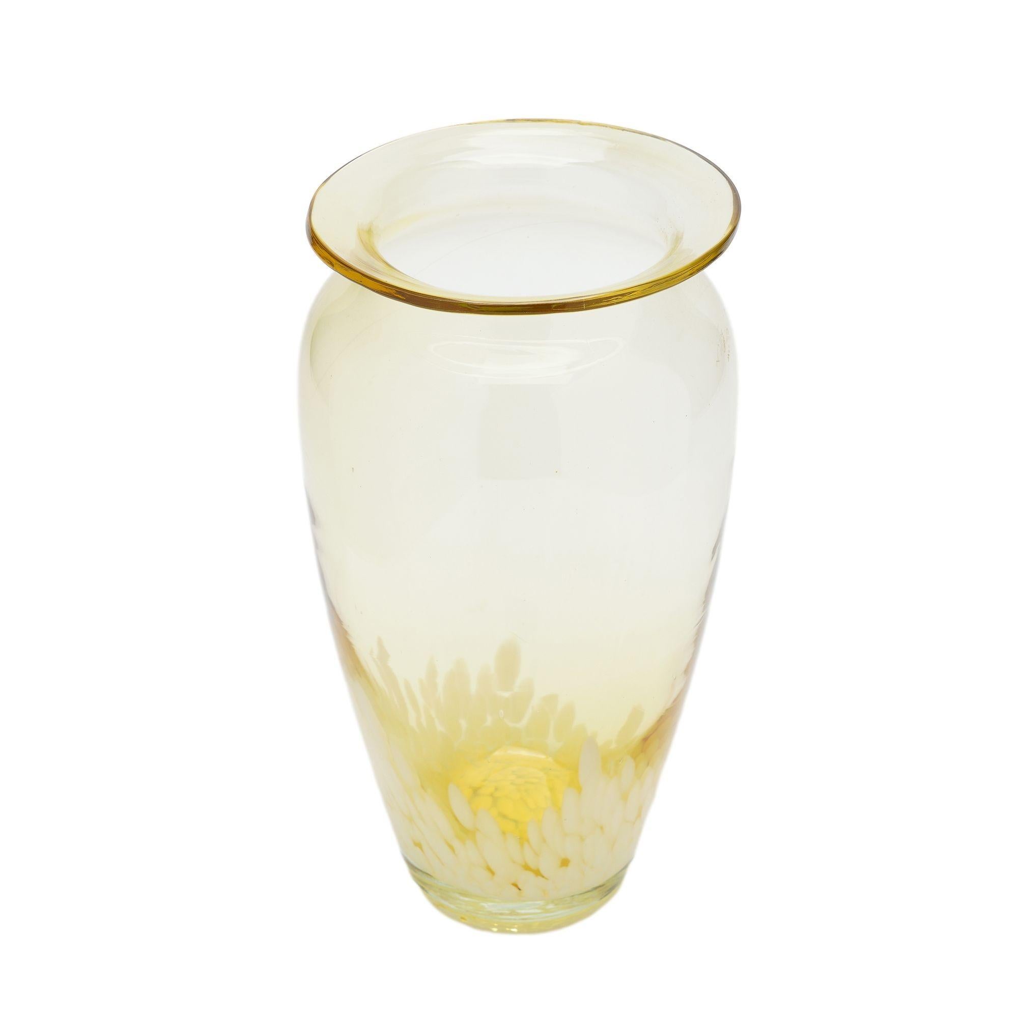 Jarrón de vidrio soplado ámbar Tornowiec Art Glass, c. 1950-60 siglo XX en venta