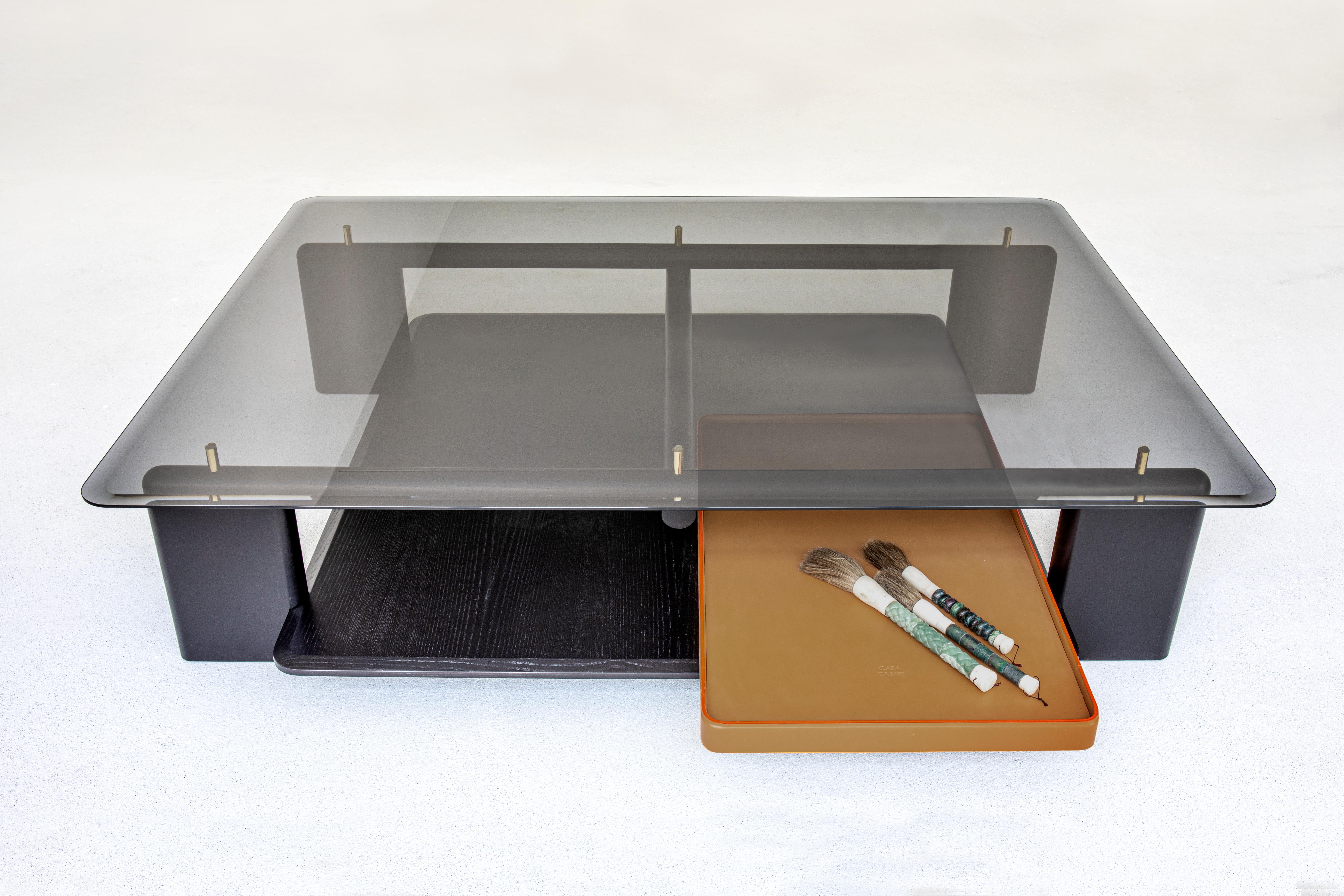 Table basse Toro 180 en frêne noir teinté, verre fumé et cuir par Casa Casati 
Dimensions : D 130 x L 180 x H 42 cm. 
MATERIAL : Bois de frêne noir teinté, verre fumé et cuir.

Disponible en différents matériaux et options de taille. Veuillez nous