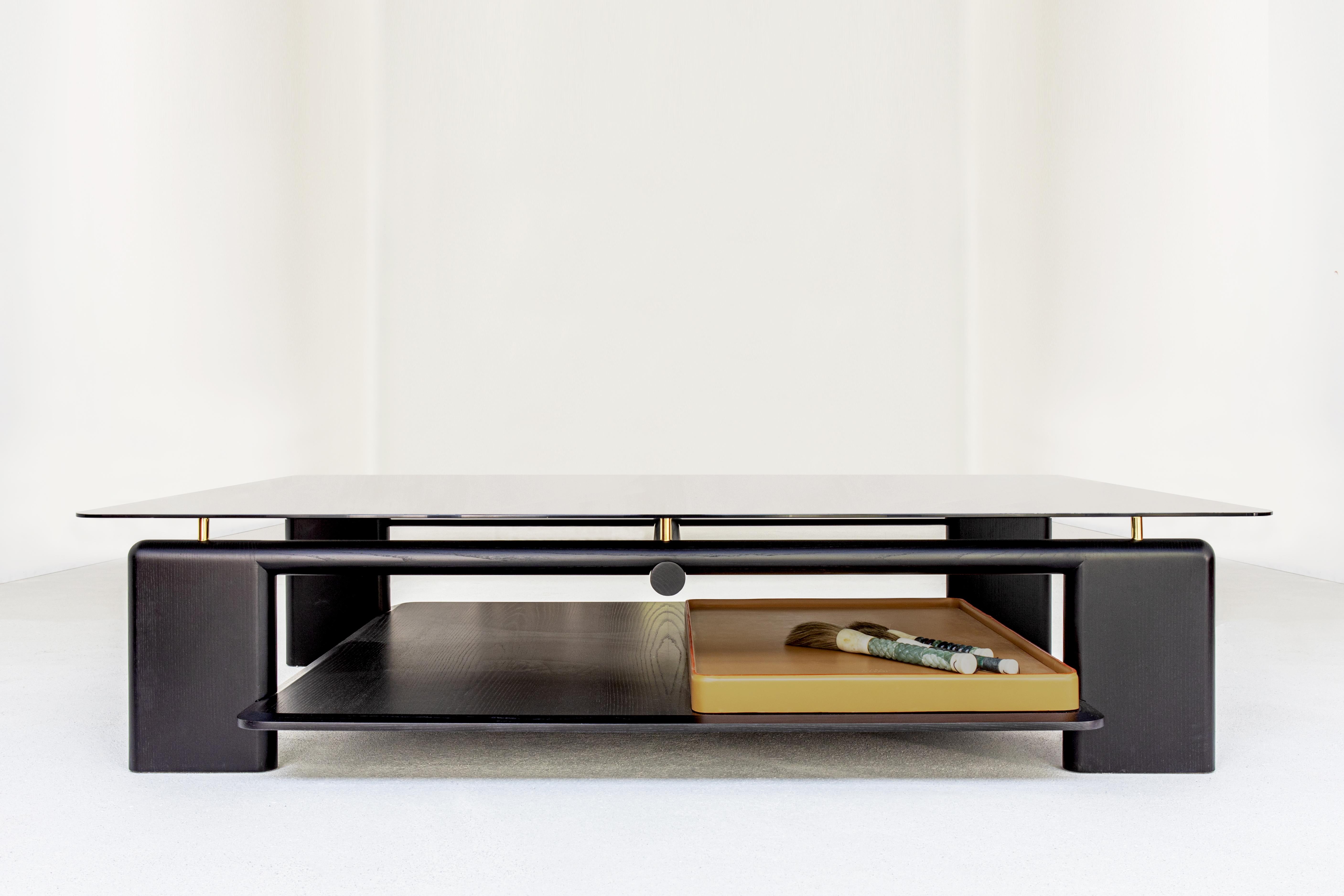 Autre Table basse Toro 180 en frêne noir teinté, verre fumé et cuir par Casa Casati en vente