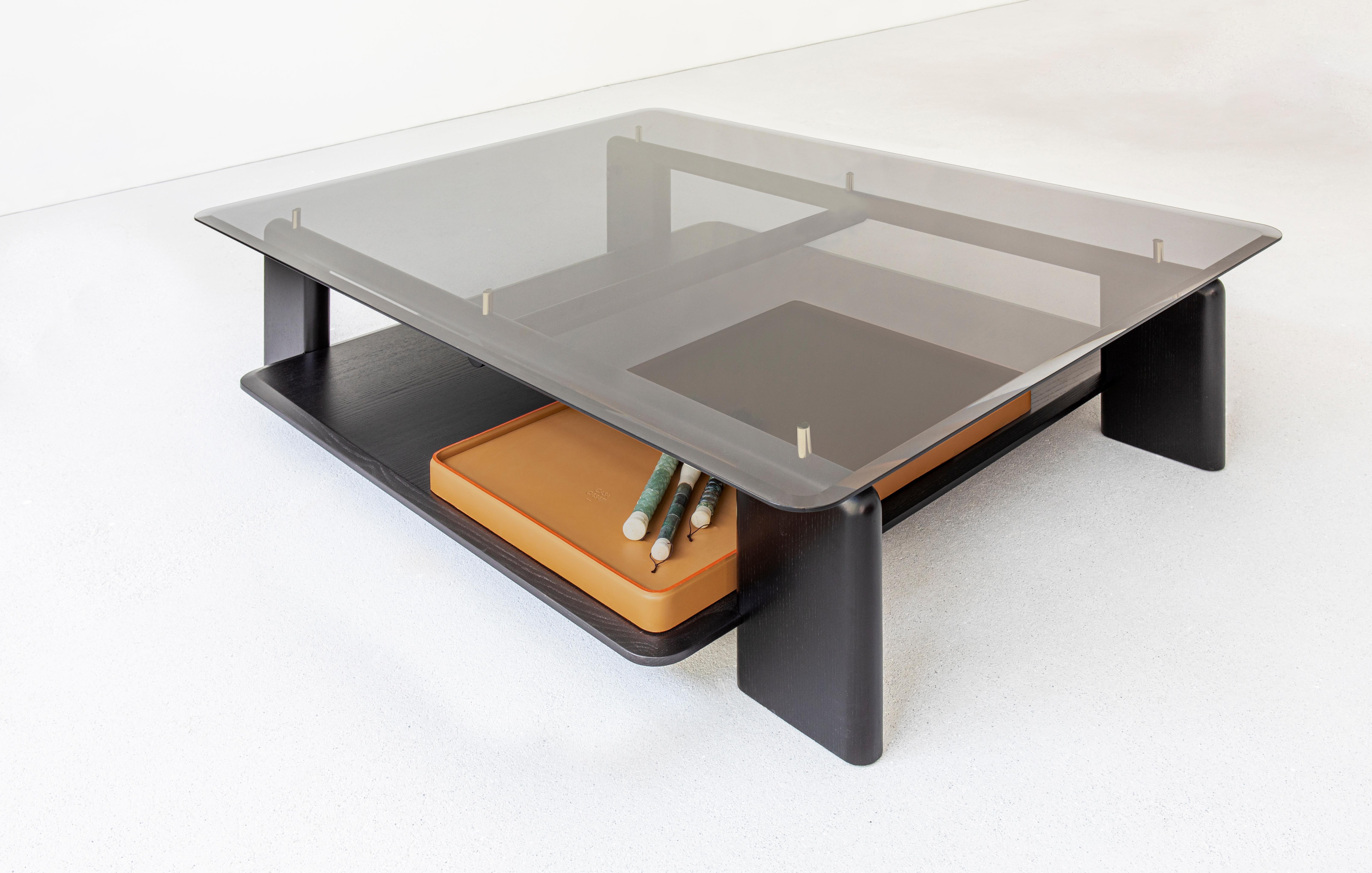Table basse Toro 180 en frêne noir teinté, verre fumé et cuir par Casa Casati Neuf - En vente à Geneve, CH