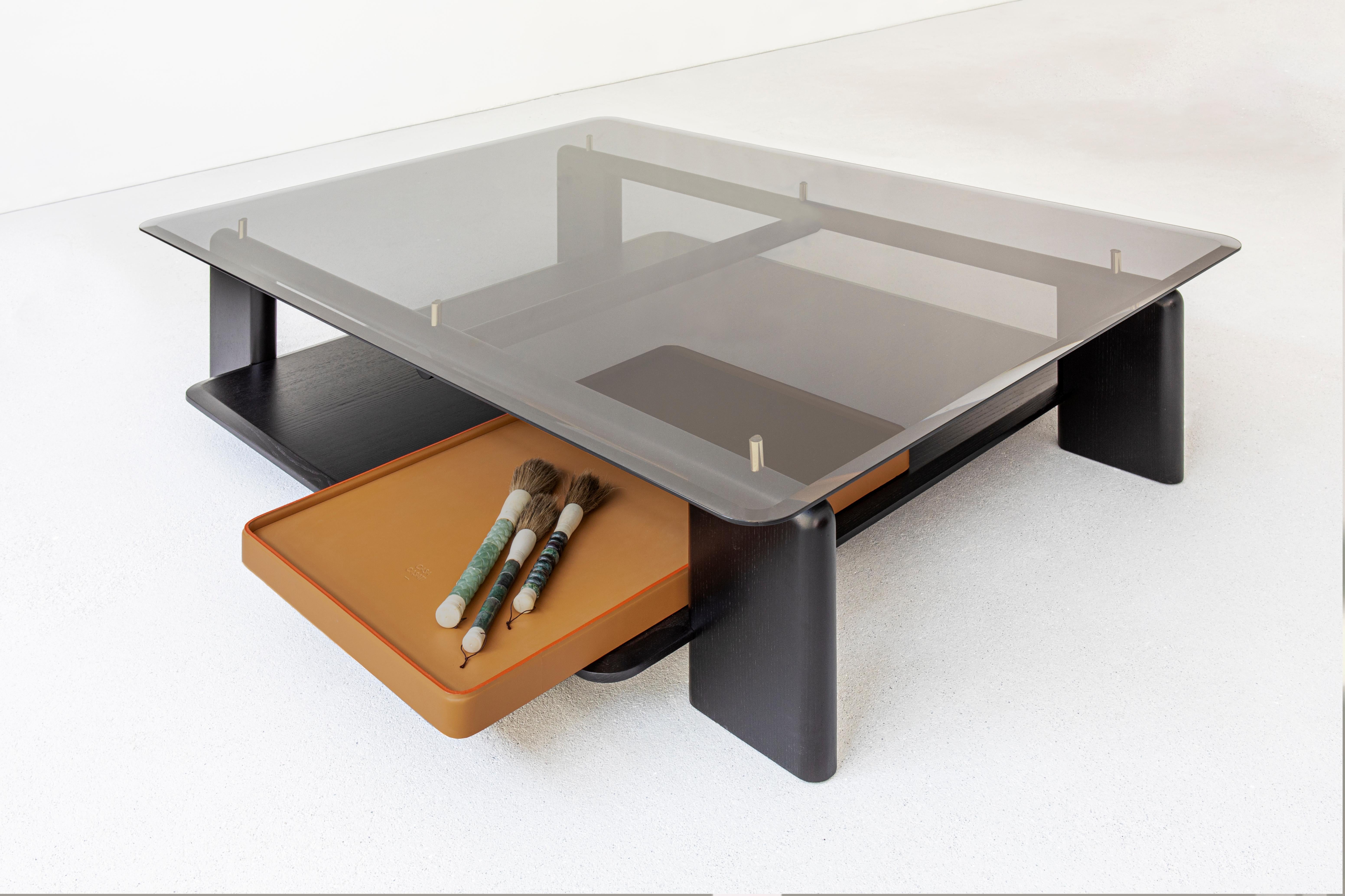 XXIe siècle et contemporain Table basse Toro 180 en frêne noir teinté, verre fumé et cuir par Casa Casati en vente