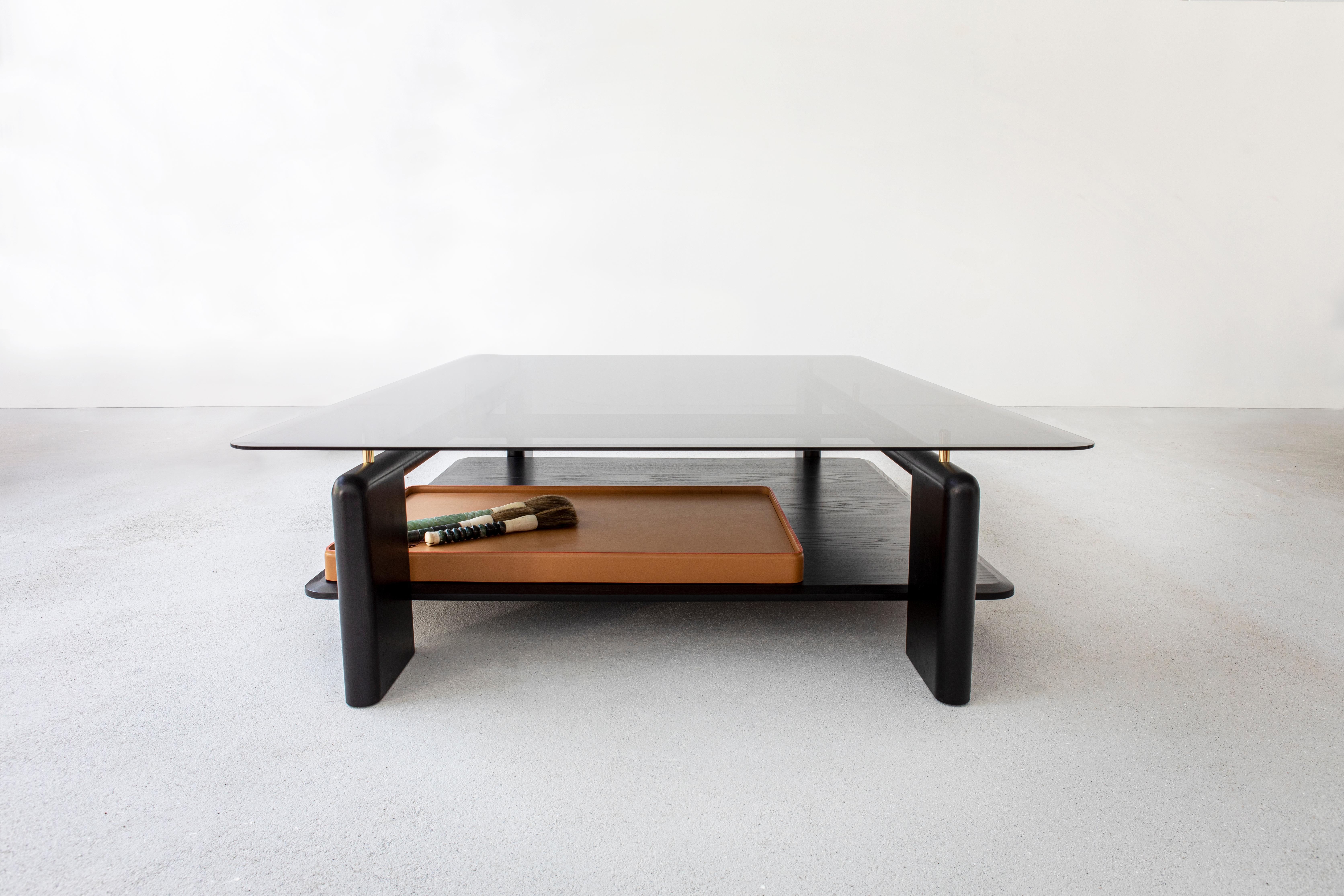 Autre Table basse Toro 180 en frêne noir teinté, verre fumé et cuir par Casa Casati en vente
