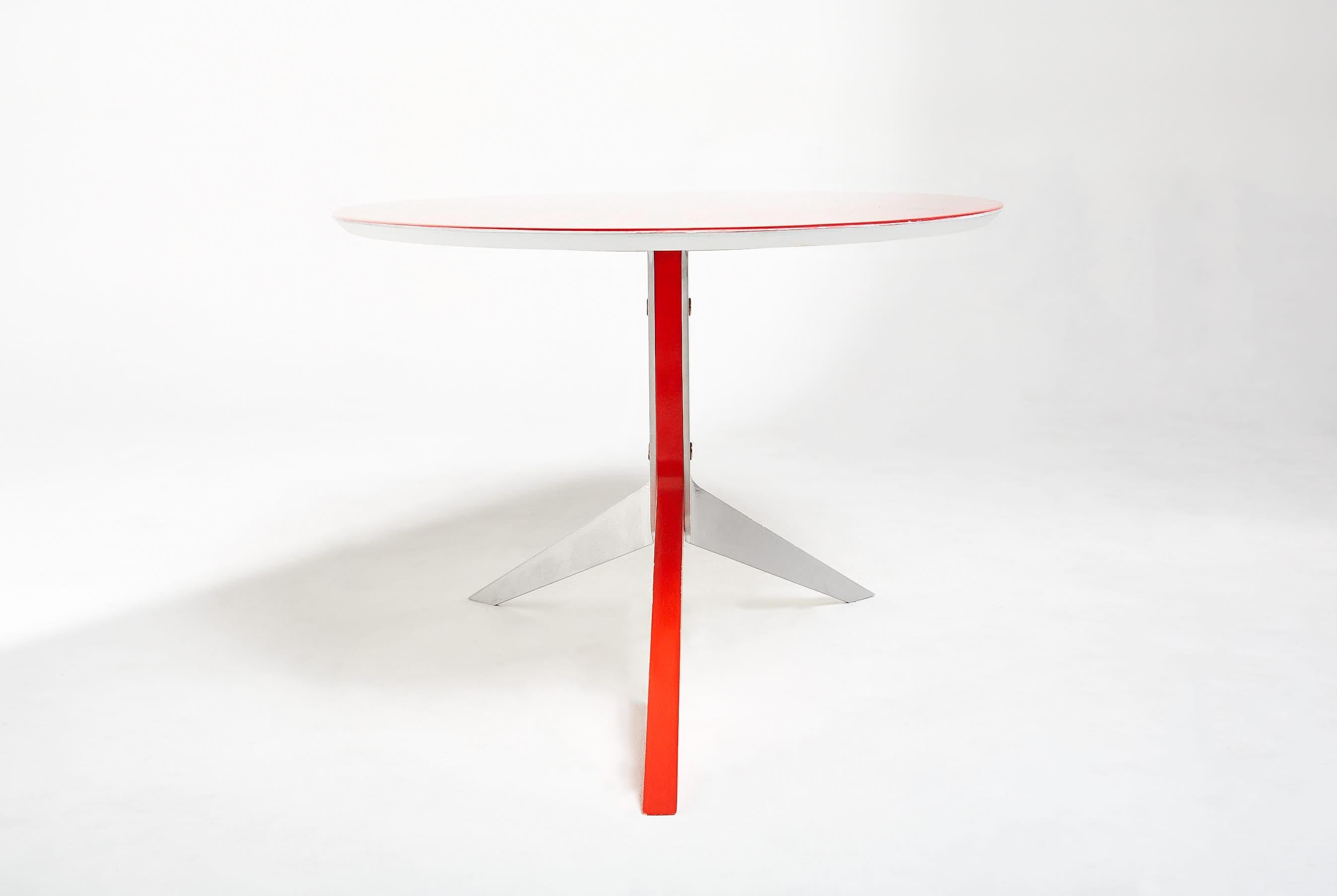 Toro custom cocktail table top features a fruitwood end-grain top embedded in ABDB piquillo red resin with a sculptural base consisting of two stainless steel legs paired with a single piquillo red resin leg.

Patent pending.

Size: 40” L x 23” W x