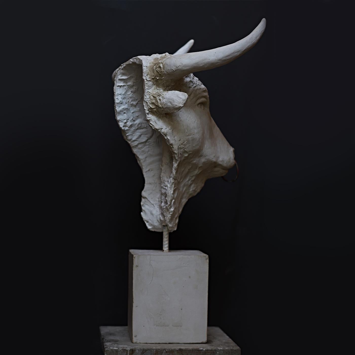 Als Symbol für Stärke und Männlichkeit ist der Stier ein fester Bestandteil der antiken römischen bildlichen Kunst. Der majestätische Kopf des Tieres, der von einem kraftvollen Blick und einer meisterhaft ausgeführten Muskulatur belebt wird, wird
