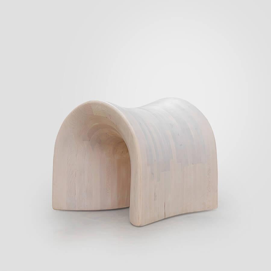 Gli sgabelli TORO, disegnati da Daniel Couttolenc, sono una sorta di confine tra design e scultura. Questi pezzi funzionali sono caratterizzati da forme semplici ma visivamente potenti. Realizzati a mano in legno massiccio, i loro volumi audaci sono