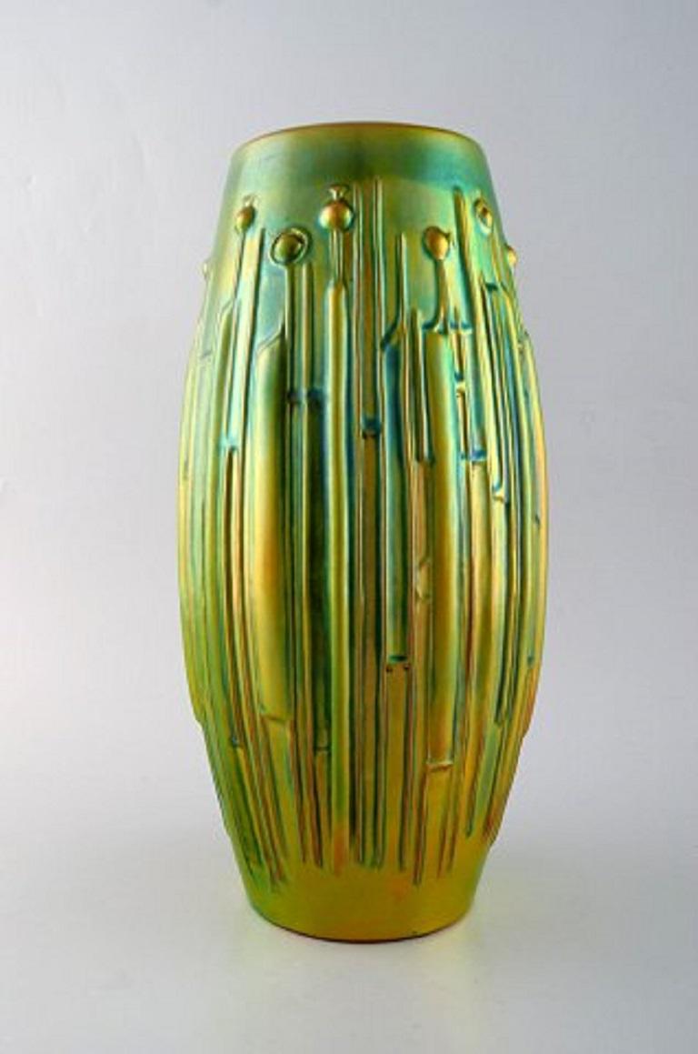 Török János (1932-1996) for Zsolnay. Large modernist vase in glazed ceramics. Beautiful golden-green eozin glaze. Midcentury design, 1950s-1960s.
Measures: 33.5 x 16 cm.
In very good condition.
Stamped.
