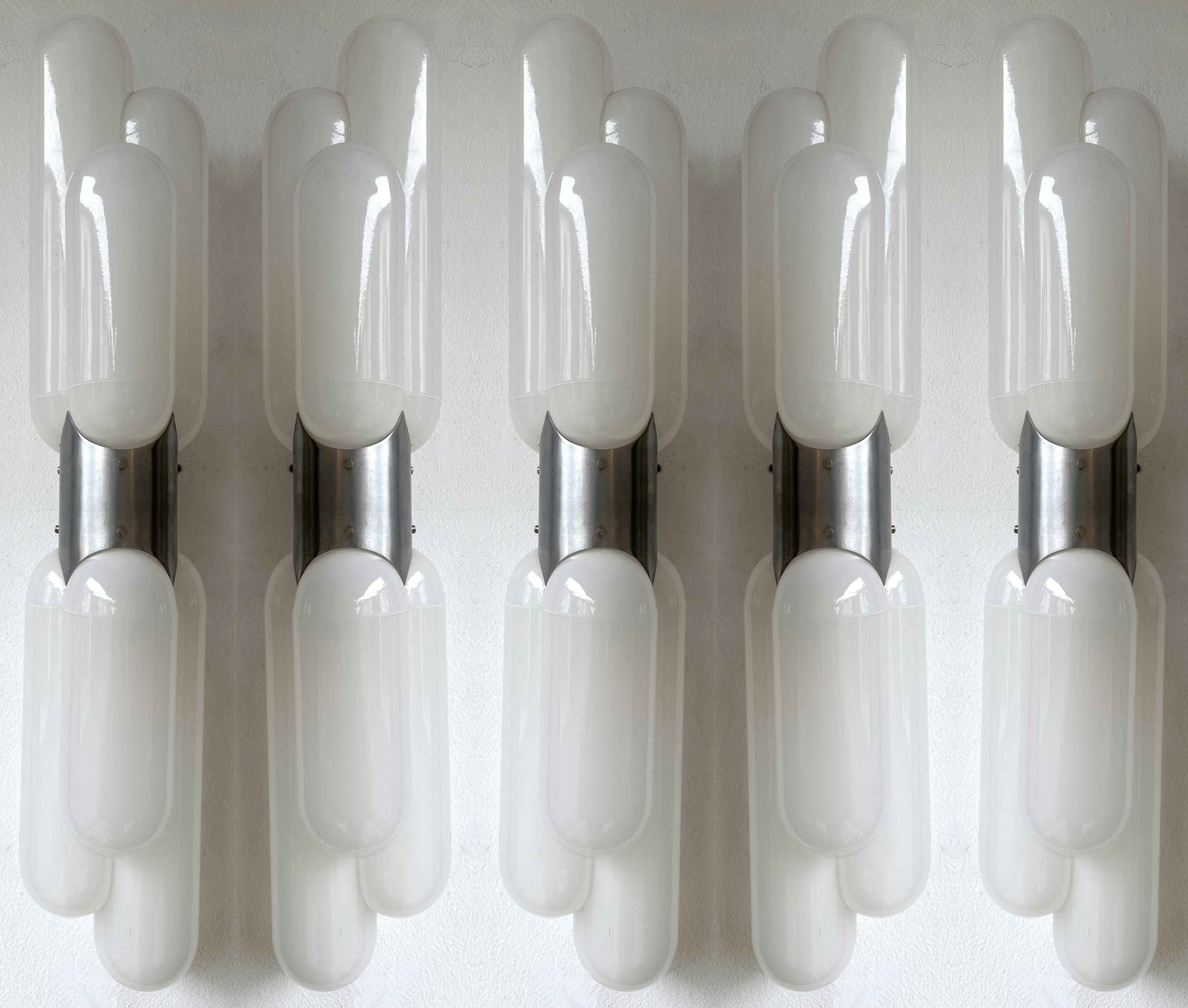 Mid-Century Modern Space Age gellule torpedo wall lamp light lightning sconce by Carlo Nason for the manufacture Mazzega, blown white smoke Murano glass, silver metal structure. Famous manufacture like Venini, Vistosi, La Murrina, VeArt, Seguso,