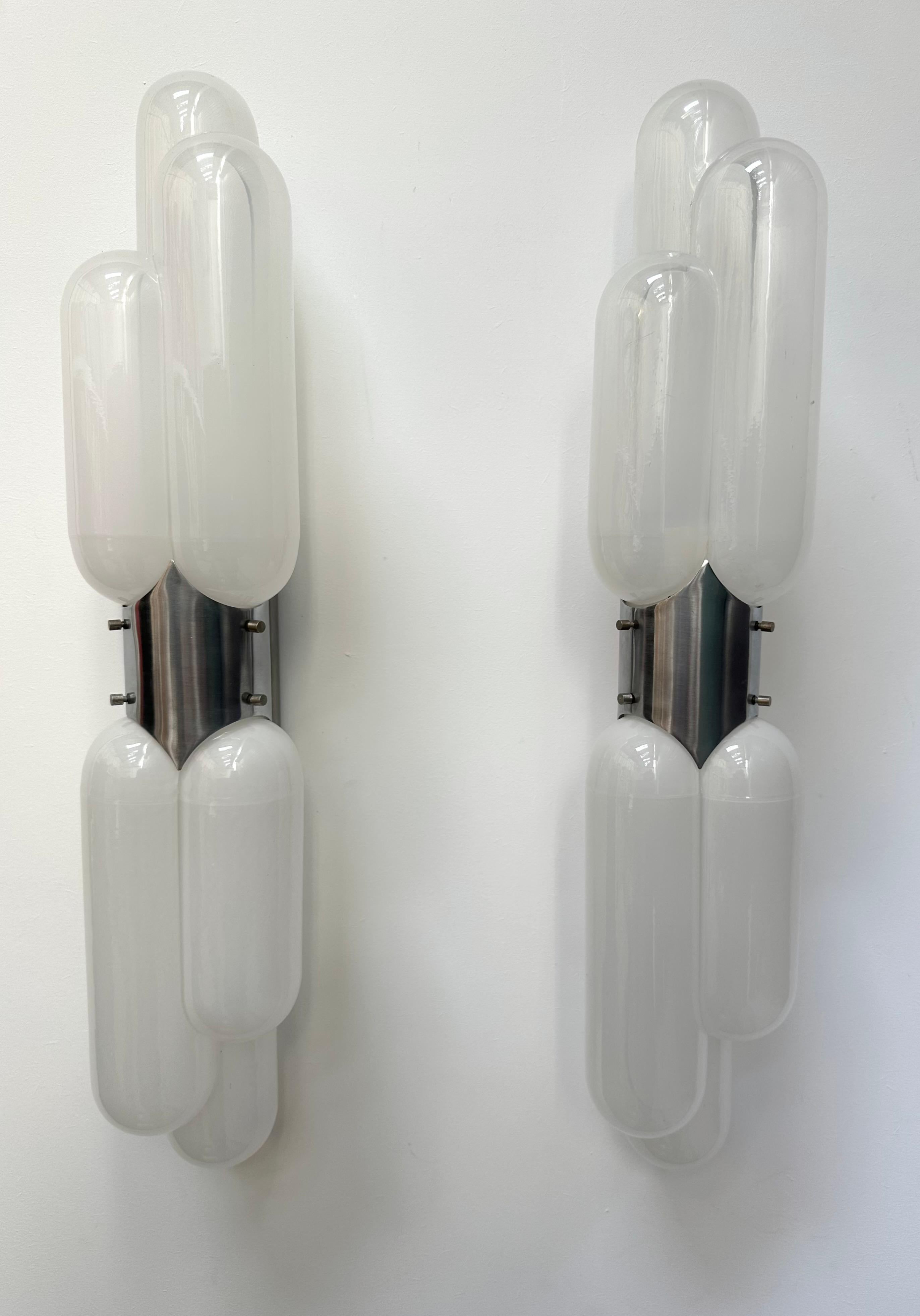 Mid-Century Modern Space Age gellule torpedo wall lamp light lightning sconce by Carlo Nason for the manufacture Mazzega, blown white smoke Murano glass, silver metal structure. Famous manufacture like Venini, Vistosi, La Murrina, VeArt, Seguso,