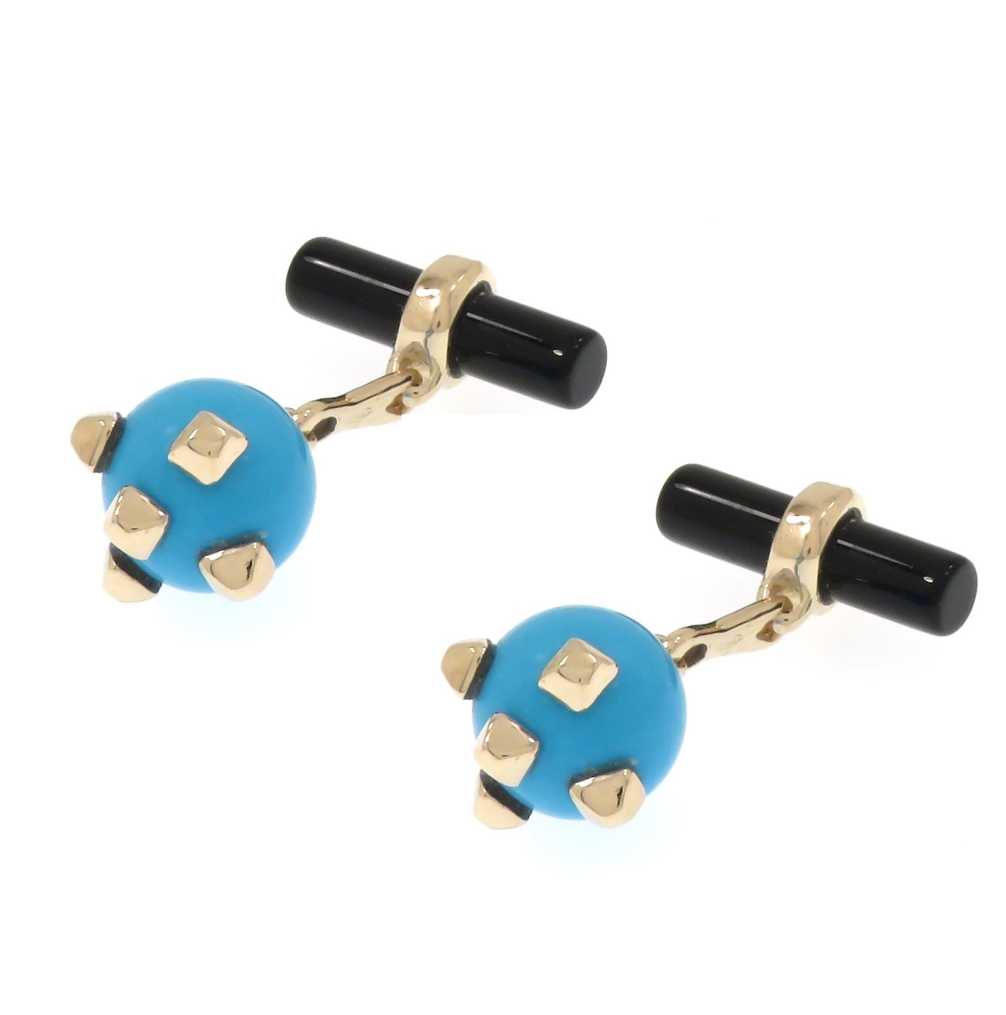 Boutons de manchette joliment conçus dans le style des fusées. Fabriqué à la main en or rose 9 carats avec deux perles de torquoise bleue naturelle et deux barres d'onyx naturel. Le diamètre des perles de torquoise est de 12 mm, la dimension de la