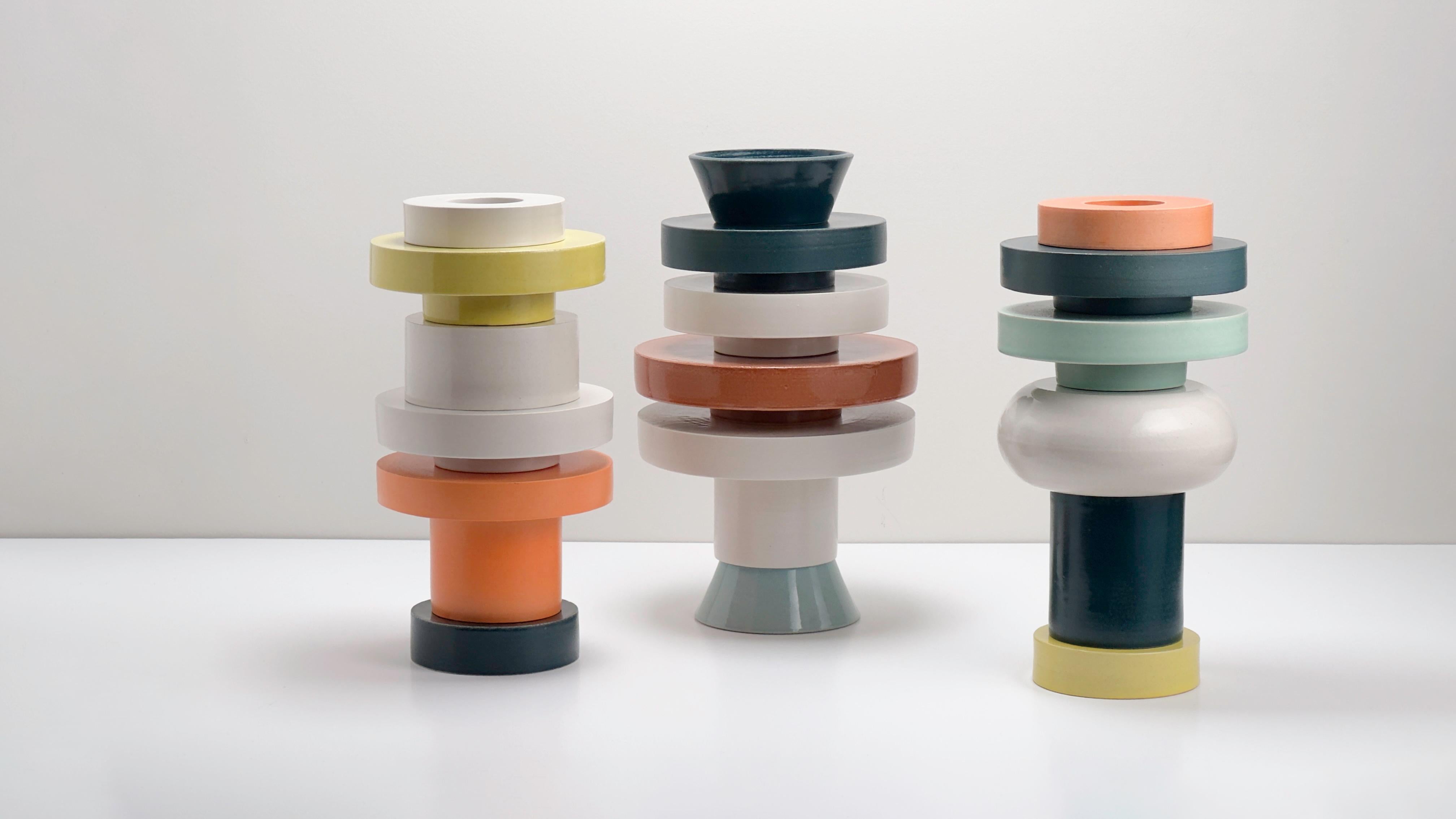 XXI secolo e contemporaneo Torre 1 - Vaso scultoreo in ceramica modulare colorato realizzato a mano in vendita