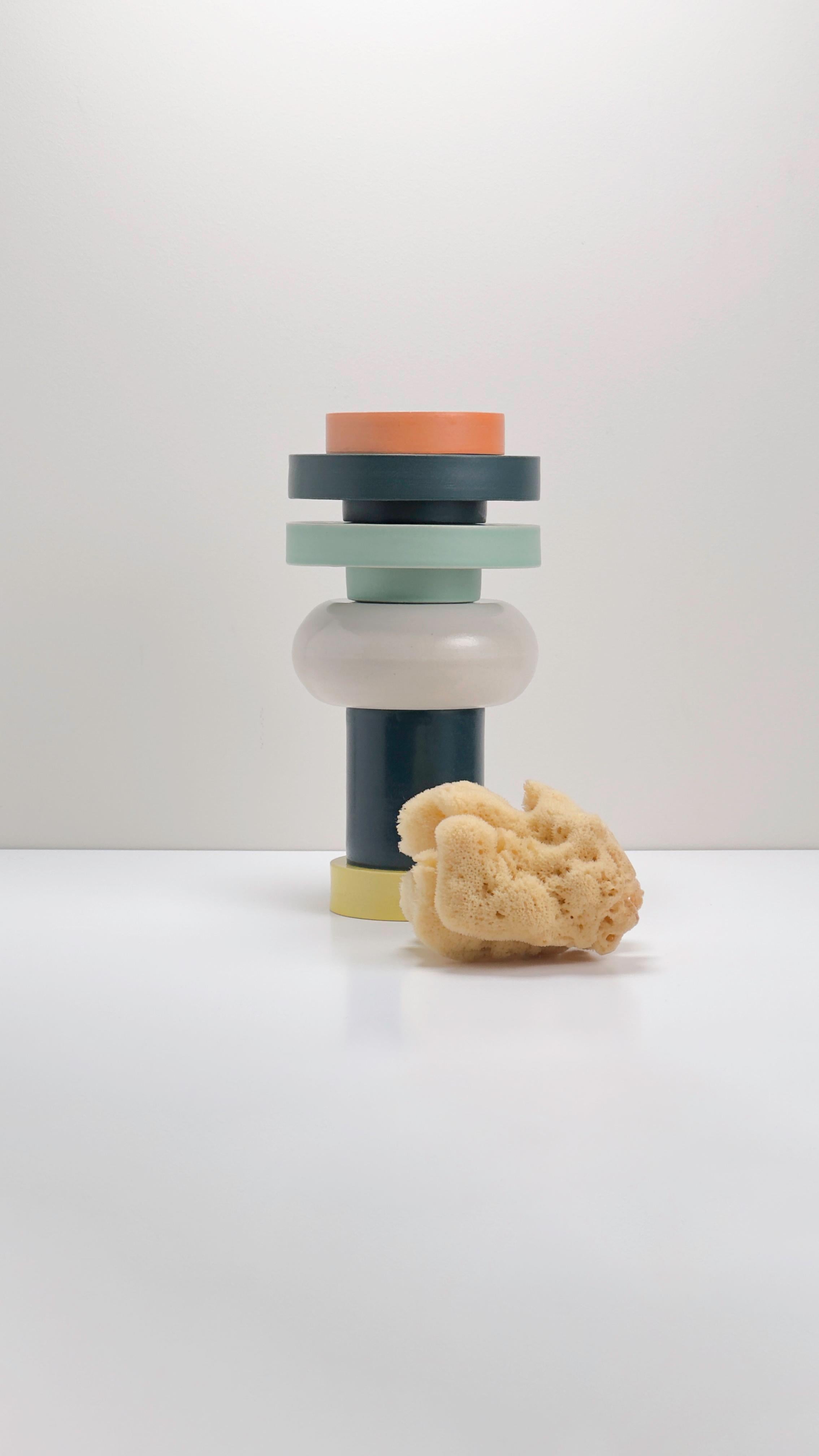 Torre 2 - Handcrafted Bunte modulare skulpturale Vase aus Keramik (amerikanisch) im Angebot