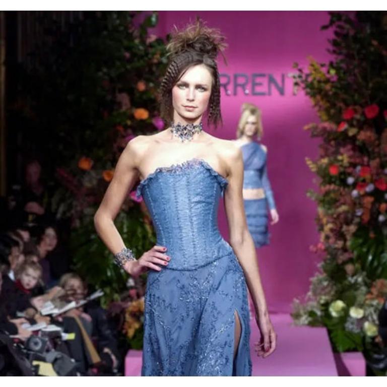 Torrente - Blue ostrich leather corset top embroidered with pearls, and edged with lace. No size indicated, it fits a 34FR/36FR. 2002 Spring-Summer Haute Couture Collection.

Additional information:
Condition: Very good condition
Dimensions: Chest: