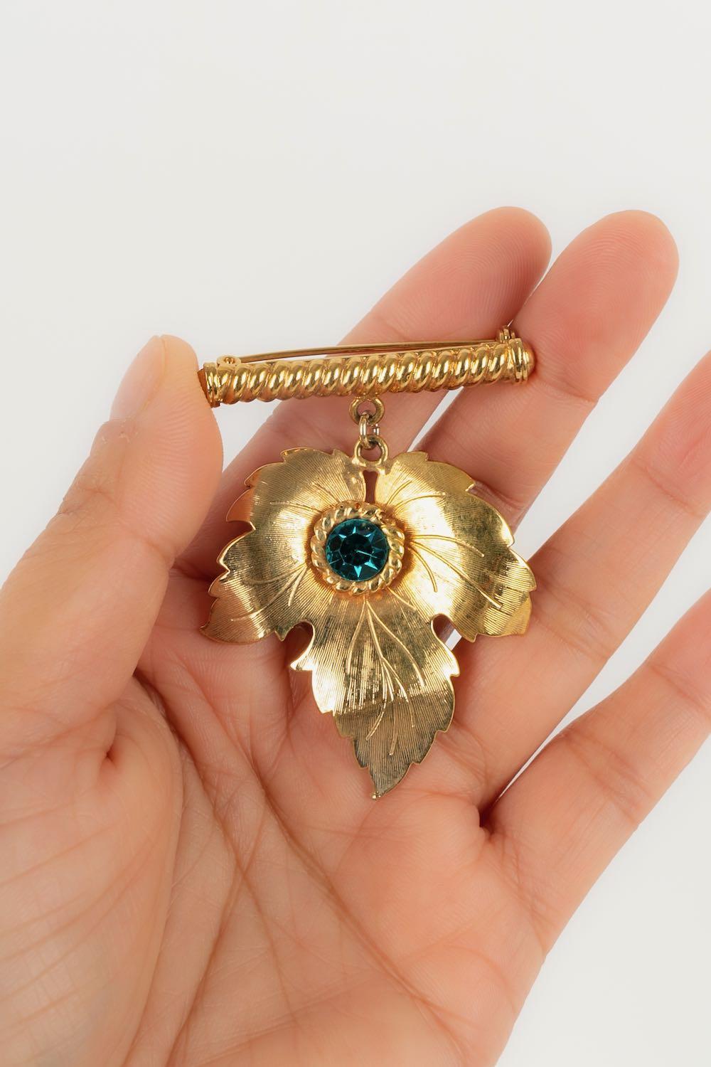 TORRENTE - Broche en métal doré symbolisant une feuille. Non signée, elle est attribuée à Torrente.

Condit :
Très bon état.

Dimensions :
Longueur : 5,5 cm

SKU:BR6