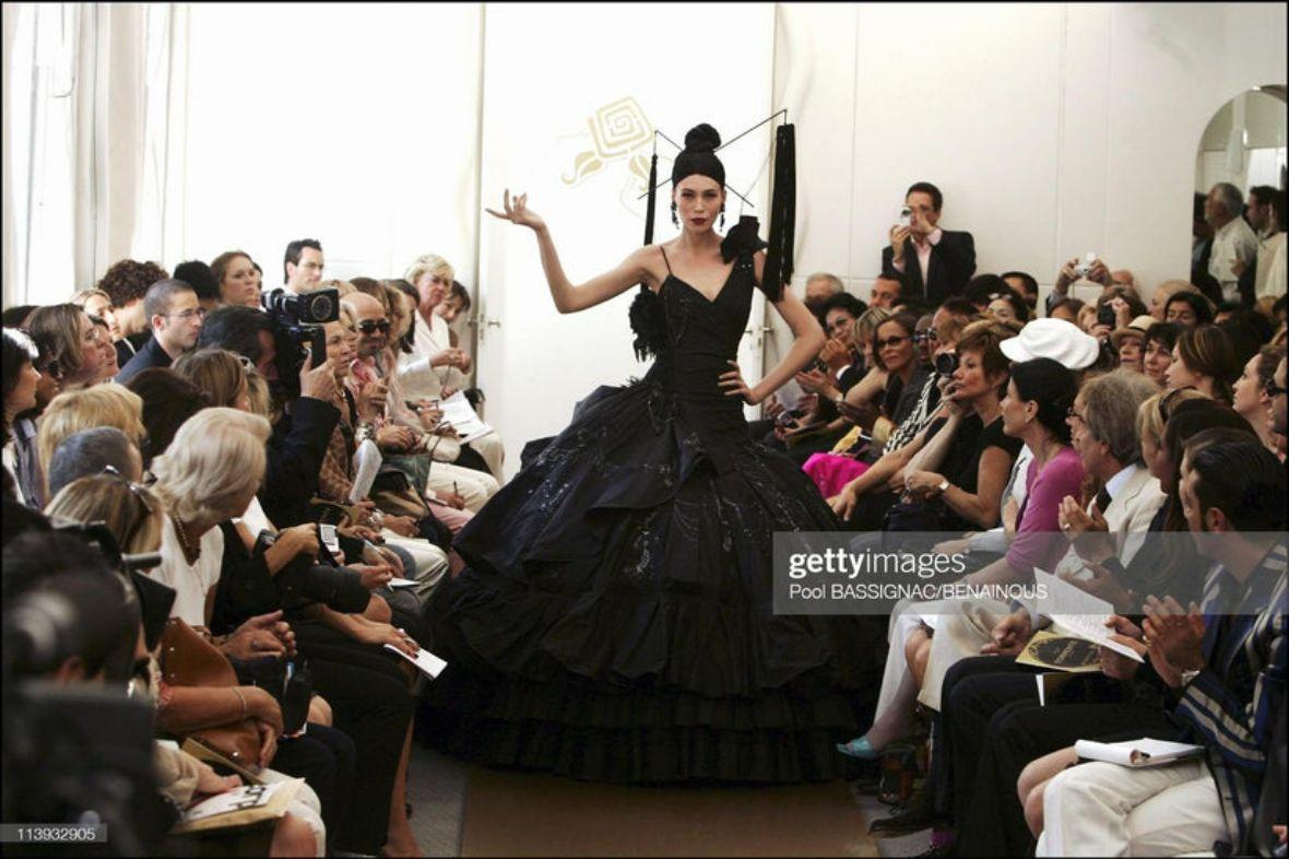 Torrente - (Made in France) Imposing and incredible dress in black taffeta and Swarovski rhinestone applications. No size label or composition, it fits a 34FR/36FR. 
Haute Couture Collection Fall-Winter 2004/2005.

Additional