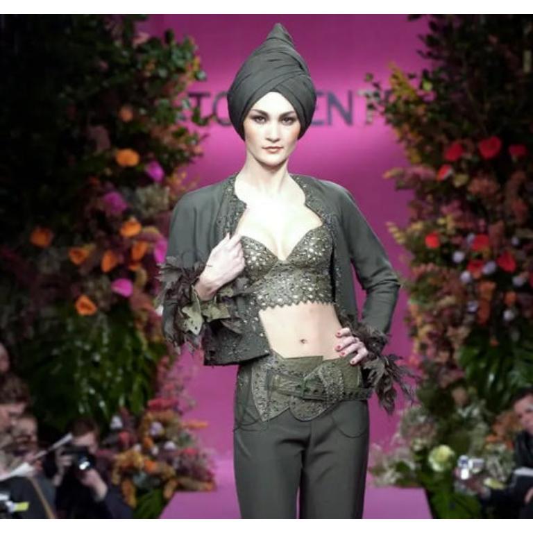 Torrente - Short hemstitched green ostrich leather top embroidered with pearls. It comes with an ostrich leather fingerless glove embroidered with pearls and feathers. No size indicated, it fits a 34FR/36FR. 2002/2003 Spring-Summer Haute Couture