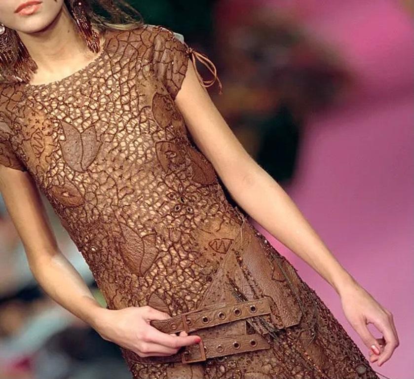 TORRENTE - Top in rete traforata con patchwork in pelle e perle. Non è indicata la taglia, ma veste una 34FR/36FR. Collezione Haute Couture primavera-estate 2002.

Informazioni aggiuntive:
Condizioni: Ottime condizioni
Dimensioni: Lunghezza maniche: