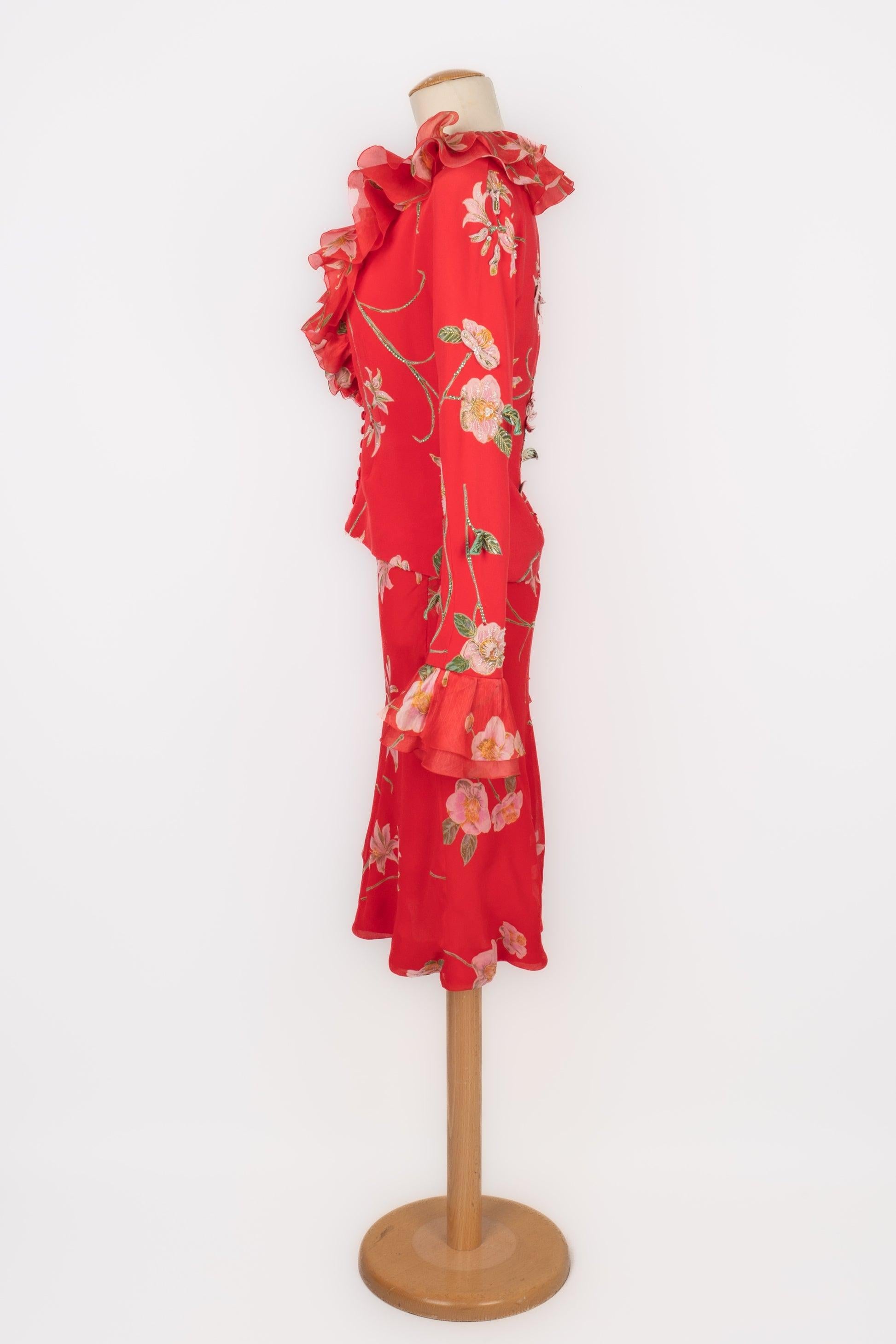 Torrente - Red set composed of a blouse and a skirt with flower pattern and embroidered with pearls. Flounced collar. No size indicated, it fits a 36FR.

Additional information:
Condition: Very good condition
Dimensions: Blouse: Shoulder width: 40